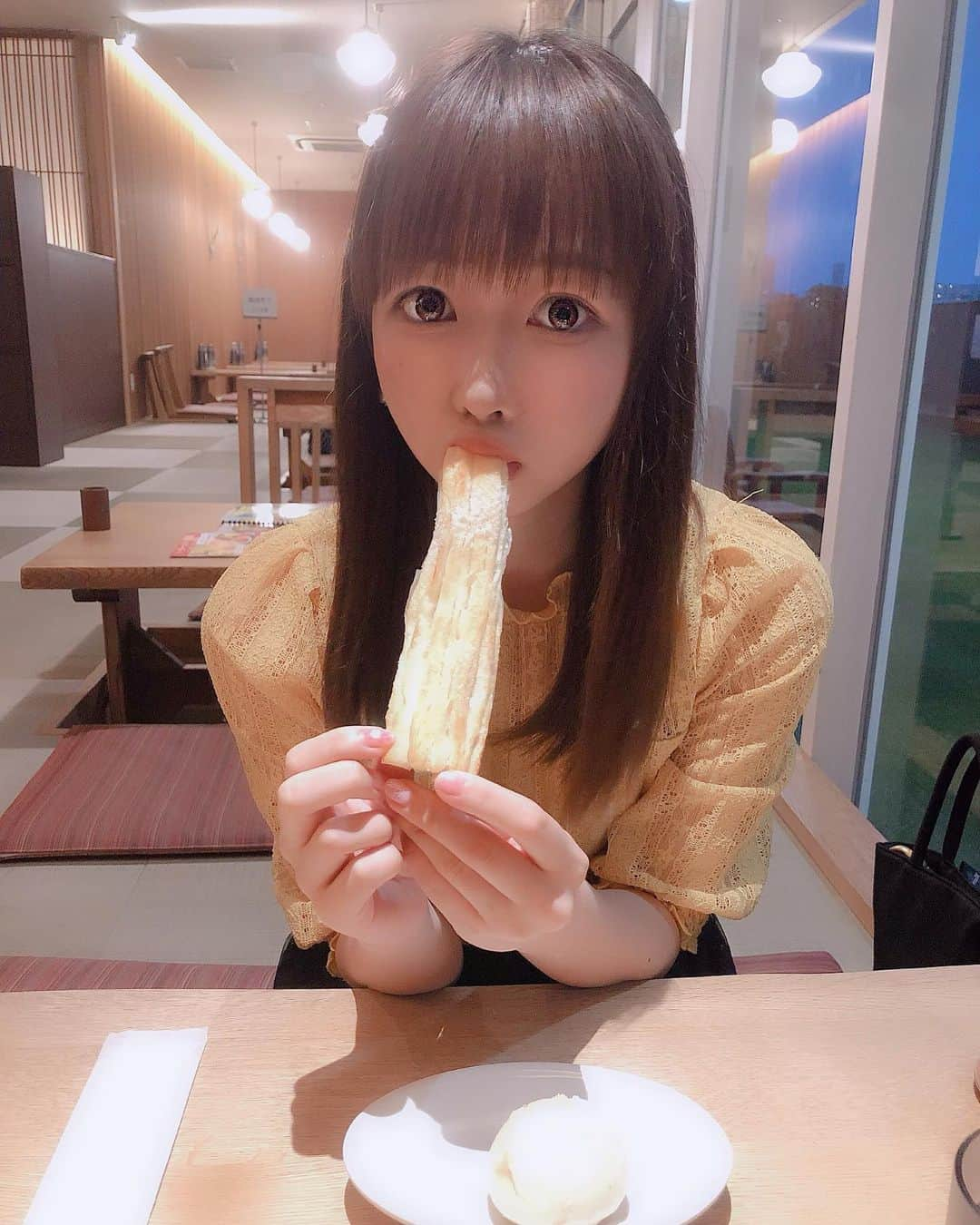 ハルナさんのインスタグラム写真 - (ハルナInstagram)「もぐもぐ。﻿ ﻿ #パン食べ放題 #パン大好き #シュガーパン #でも #朝はご飯派 #もぐもぐハルちゃん #Cafe #Cafe巡り #instagood #instalike #cute #like #photooftheday #followme #instadaily」7月23日 23時14分 - haruna_h616