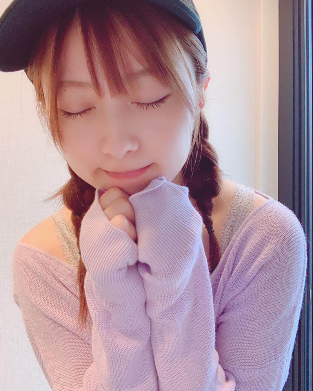 成瀬心美さんのインスタグラム写真 - (成瀬心美Instagram)「😛 . . 最近もっぱら 休日はすっぴんで過ごします。 . お仕事がつづいて メイクしてると お肌がやはり疲れてきますねぇ。 . 度入りのコンタクトが そろそろ切れそうだから 新しく買わないと。 . 私は遠視と乱視だから なかなかカラコン的なのがなくて 困っています。 何かオススメありますか？ . . 前髪が少し伸びてきて どうしたらいいものか… . . 最近よく聞かれますが まつげはまつげパーマです☺️ . 最近お家で映画を見ていて 今更感ありますが 今日は 「プラダを着た悪魔」見ました。 . 面白かったー！！ かわいかったーー！！ . 他にも時間見つけて 色んな映画見たいな。 . . #holiday #skincare #眉毛が薄いけど許してにゃん #movie #プラダを着た悪魔 #prada #持ってない #ください #instapic #instagram #instagood #followｍe」7月23日 23時15分 - coco3ndazo