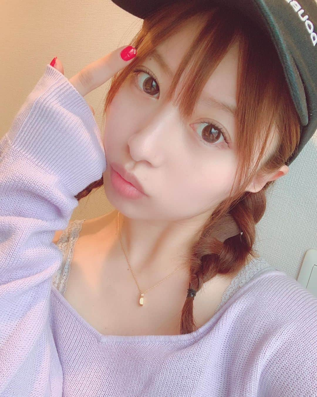 成瀬心美さんのインスタグラム写真 - (成瀬心美Instagram)「😛 . . 最近もっぱら 休日はすっぴんで過ごします。 . お仕事がつづいて メイクしてると お肌がやはり疲れてきますねぇ。 . 度入りのコンタクトが そろそろ切れそうだから 新しく買わないと。 . 私は遠視と乱視だから なかなかカラコン的なのがなくて 困っています。 何かオススメありますか？ . . 前髪が少し伸びてきて どうしたらいいものか… . . 最近よく聞かれますが まつげはまつげパーマです☺️ . 最近お家で映画を見ていて 今更感ありますが 今日は 「プラダを着た悪魔」見ました。 . 面白かったー！！ かわいかったーー！！ . 他にも時間見つけて 色んな映画見たいな。 . . #holiday #skincare #眉毛が薄いけど許してにゃん #movie #プラダを着た悪魔 #prada #持ってない #ください #instapic #instagram #instagood #followｍe」7月23日 23時15分 - coco3ndazo