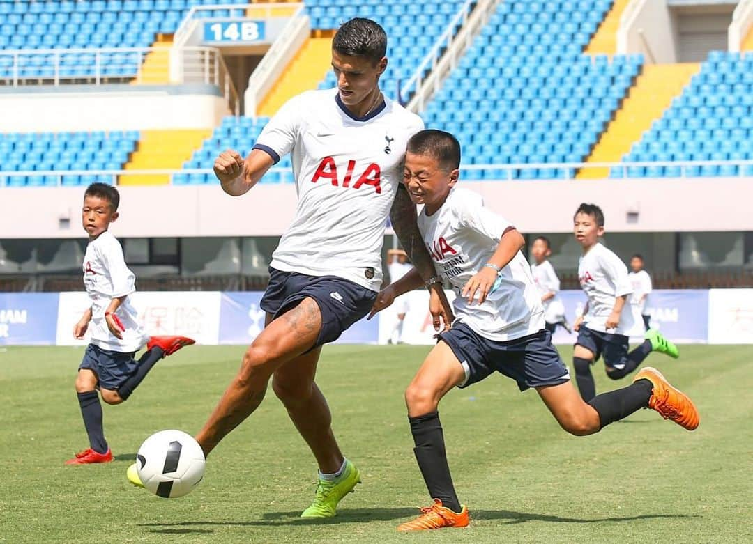 エリク・ラメラさんのインスタグラム写真 - (エリク・ラメラInstagram)「First time to play 3 🆚 100! 😱😳 With my teammates @dele and @harrykane . Who guesses the result?👍👎❓🤣 Primera vez en jugar 3 🆚 100!😱😳 Con mis amigos @dele y @harrykane .  Quien adivina el resultado? 👍👎❓🤣」7月23日 23時18分 - eriklamela