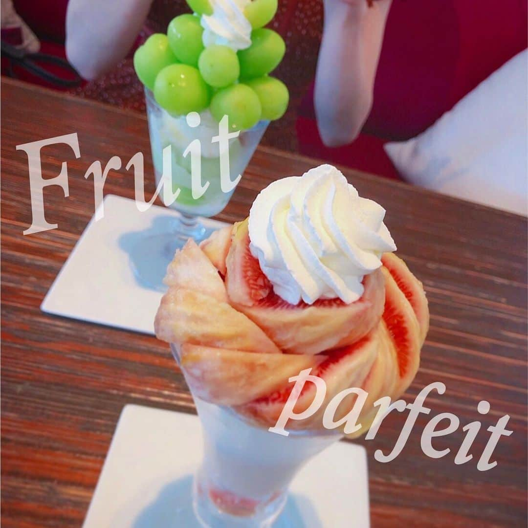 渕上舞さんのインスタグラム写真 - (渕上舞Instagram)「🍇🍈🍉🥭🍓🍑﻿ ﻿ ﻿ この前食べてきた #フルーツパフェ ✨﻿ 悩んで悩んで、シャインマスカットのパフェを注文☺  一口ずつ噛み締めながら食べるはずが、秒でペロッと食べちゃった🥺♡ 幸せなひと時でした…﻿！ ﻿ #奥にいるのがわたし #早く食べたすぎて写真どれもブレる﻿ #一緒に行った年上のお姉さんが送ってくれたよ﻿ #ちょっとした連絡だけでもいつも癒されるの #理想の素敵なお姉さん #今度誰かメンバーとも行きたいな﻿ #プリンスオブザフルーツ #fukuoka #福岡カフェ」7月23日 23時18分 - mai_fuchigami_48