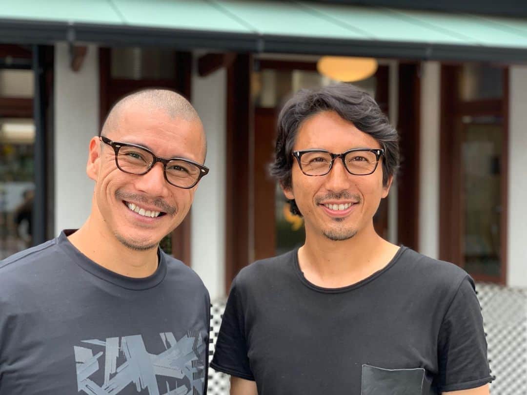 橋本英郎のインスタグラム：「今治の超人気店のメガネショップ  The Glassesさんに近藤岳登と一緒に行ってきました！  メガネの数がハンパない。。 その中でも金子眼鏡さんがめちゃくちゃ良かった！  岳登おススメ！  初めて購入したのが金子眼鏡さんやったようで。  ショップでは再度出会うという運命的な出会いから２つ目を購入してました！  僕もその流れから購入。  短い時間の近藤岳登、今治遠征でしたが共に良い時間を過ごせました。  メガネについて色々なアイディアももらえるので是非一度遊びに行って下さいね！  #近藤岳登  #橋本英郎  #ストーリー  #名前記載間違い #申し訳ありません  #glussesではなく #theglasses  #大変申し訳ありません  #白石さん」
