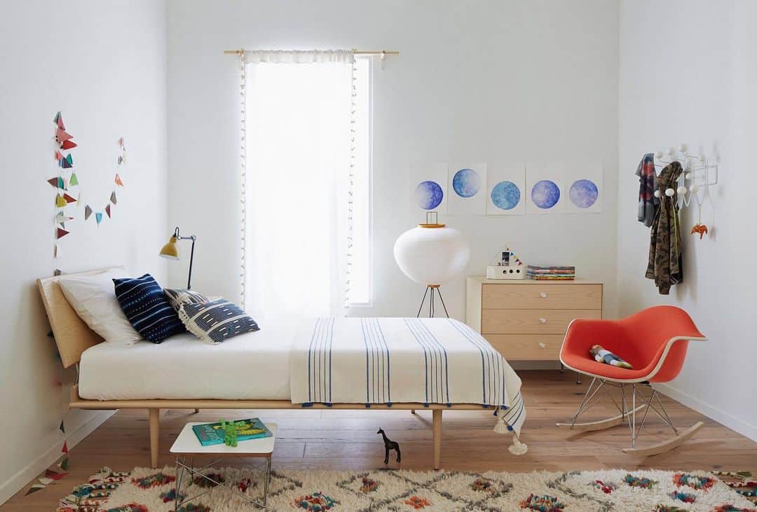 Herman Miller （ハーマンミラー）さんのインスタグラム写真 - (Herman Miller （ハーマンミラー）Instagram)「Today’s your last day to save 15% on the entire Nelson Bedroom Collection—don’t miss this collection of clean lines, crisp angles, handsome veneers, and that incomparable Nelson touch.」7月23日 23時30分 - hermanmiller