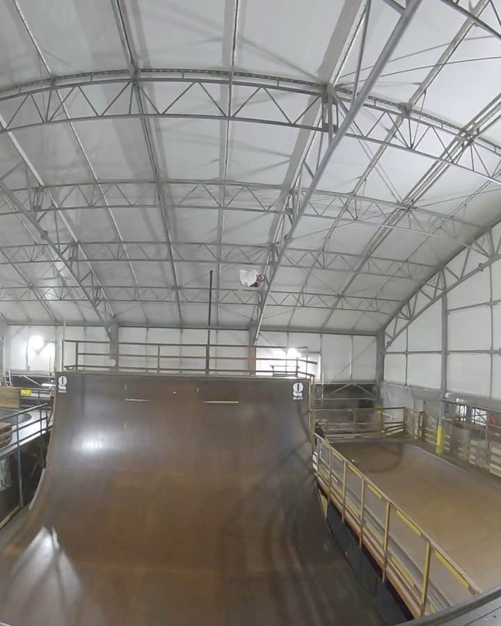 のインスタグラム：「One line from today sesh🙌 🎥 Yusuke. @goodskates_inc  @usdskates  @canamonroad_japan  @lzbn_official  @papasu1048  #gskatepark #goprohero7 #usdskates #usdaeon #aeon72 #goodskates #papasu #senaramp #deeport #divisionpad #inlineskate #rollerblading #keeprolling #インラインスケート #ローラーブレード #takeshiyasutoko #安床武士 #めっちゃフレームアウトしてるけど笑 #これから撮影にも慣れていってもらうので #縦撮り」