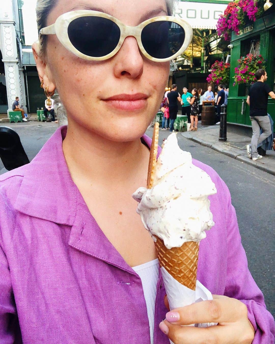 Estée Lalondeのインスタグラム：「Ice-cream is serious business 💜🍦」