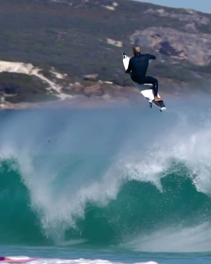 レッドブルのインスタグラム：「perfect canvas to draw some lines 🌊 🏄🏼‍♂️: @kanoaigarashi @redbull_surfing #surfing #redbull #waves #ocean #redbullsurfing #givesyouwings #perfectwave」