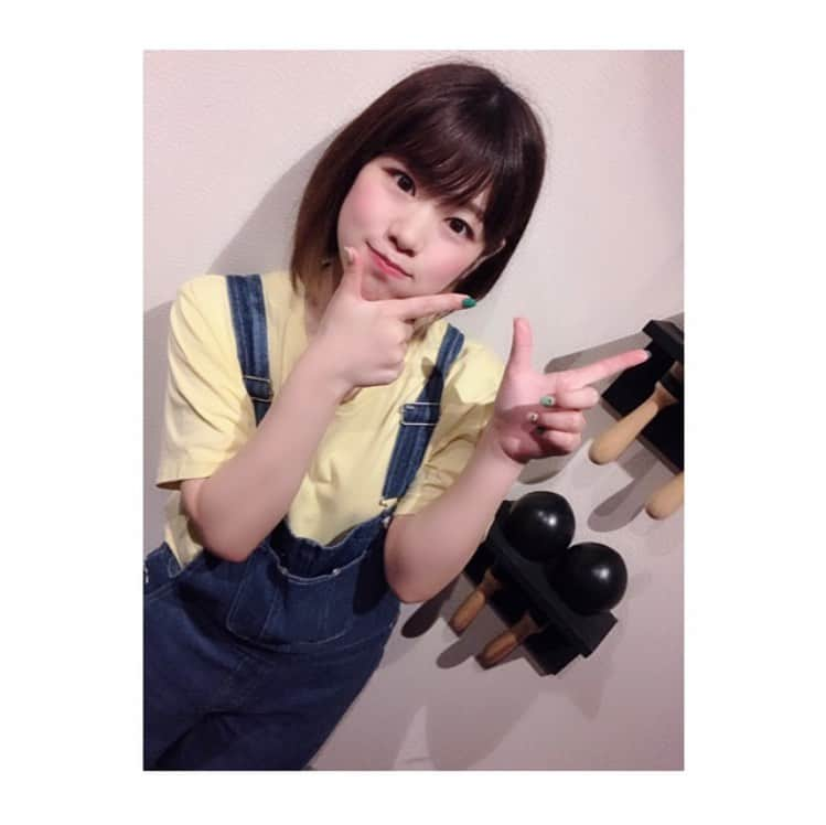 栗原ひとみさんのインスタグラム写真 - (栗原ひとみInstagram)「#りりカフェ 初日が無事終わりました〜〜☕︎ありがとうございました🥰 . . . #りり  #楽しかった❤️ #歌とトークと  #ポーズも決めた #持ってるのは #青リンゴ🍏  #singer #giter #japan #girl #idol #unit #follow #me #instalove #instagood #instalike #アイドル #シンガーソングライター #ギター女子 #いいね👍 #ショートカット #ショートボブ #ショート女子 #インナーカラー」7月23日 23時25分 - kurihara_hitomi_