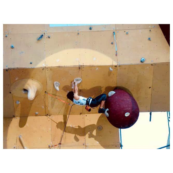 小林由佳さんのインスタグラム写真 - (小林由佳Instagram)「Thank You for nice remember Briancon World Cup!🇫🇷 ・ I found the plate of "Briancon SERRE-CHEVALIER" when athletes are climb on TOP. ・ so long time ago  There held one of greateful competition. Work out style and We " HAVE TO " made superfinal😋 ・ Even now it is a good memories✨ Someone can share this memories with me?🤔 ・ ・ Briancon WCのliveを観ていて💻 日本人の大活躍もすーぱー嬉しかったけど、選手が完登したときに見えた "SERRE-CHEVALIER"の文字が足されたプレートみつけてとても懐かしく嬉しい気持ちになりました🙂 ・ ブリアンソンWCに移行するまでは ここから30分離れたセレシュの町で毎年招待大会が開催されていて、 ユースの頃からずっと出ていたので思い出深い大会の１つです。 ・ 決勝は1人30分持ち時間のワークアウト方式。 予めプログラムにはスーパーファイナルが組み込んであり 完登が2人でる絶妙な さじ加減のセットで MUSTでスーパーファイナルがあるのが魅力的でした。 揺れるたまごボテ、ボテの上に立っての完登、クリップ外して飛び降りジャンプなんて今のご時世では想像できないね🥚😂 ・  山間地帯で天気が不安定だけど、プロフェッショナルな天気を読むスタッフがいて、それが超絶的確だったり アイソ丸一日缶詰で、皆んなで共同生活かってくらい冷蔵庫シェアしてシャワーして過ごしたり ワークト終わって帰ってきた選手がワークト時間内にRPしちゃったって笑ってて 笑えなかったり Minaとやった スーパースーパーファイナルも負けちゃったけど 楽しかったな🙌🏻 ・ 今でもいい思い出です⋆* Brianconのさりげない心意気にほんわかさせてもらいました🇫🇷 Merci ¨̮ ・ #SerreChevalier」7月23日 23時25分 - yuca_tan