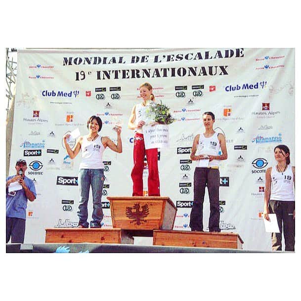 小林由佳のインスタグラム：「Thank You for nice remember Briancon World Cup!🇫🇷 ・ I found the plate of "Briancon SERRE-CHEVALIER" when athletes are climb on TOP. ・ so long time ago  There held one of greateful competition. Work out style and We " HAVE TO " made superfinal😋 ・ Even now it is a good memories✨ Someone can share this memories with me?🤔 ・ ・ Briancon WCのliveを観ていて💻 日本人の大活躍もすーぱー嬉しかったけど、選手が完登したときに見えた "SERRE-CHEVALIER"の文字が足されたプレートみつけてとても懐かしく嬉しい気持ちになりました🙂 ・ ブリアンソンWCに移行するまでは ここから30分離れたセレシュの町で毎年招待大会が開催されていて、 ユースの頃からずっと出ていたので思い出深い大会の１つです。 ・ 決勝は1人30分持ち時間のワークアウト方式。 予めプログラムにはスーパーファイナルが組み込んであり 完登が2人でる絶妙な さじ加減のセットで MUSTでスーパーファイナルがあるのが魅力的でした。 揺れるたまごボテ、ボテの上に立っての完登、クリップ外して飛び降りジャンプなんて今のご時世では想像できないね🥚😂 ・  山間地帯で天気が不安定だけど、プロフェッショナルな天気を読むスタッフがいて、それが超絶的確だったり アイソ丸一日缶詰で、皆んなで共同生活かってくらい冷蔵庫シェアしてシャワーして過ごしたり ワークト終わって帰ってきた選手がワークト時間内にRPしちゃったって笑ってて 笑えなかったり Minaとやった スーパースーパーファイナルも負けちゃったけど 楽しかったな🙌🏻 ・ 今でもいい思い出です⋆* Brianconのさりげない心意気にほんわかさせてもらいました🇫🇷 Merci ¨̮ ・ #SerreChevalier」