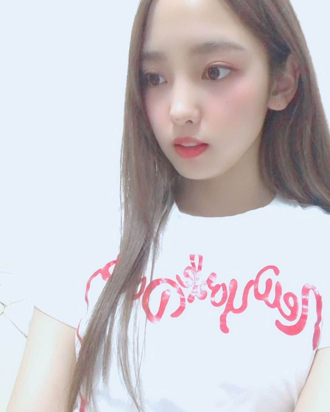 飯窪春菜のインスタグラム：「🧹🧺🧼 ・ 卒業してから自炊をするようになったのですが、洗い物とお掃除と洗濯と、って全部終わらせるのにまだまだ時間がかかってしまうの反省です…🤭 ついつい携帯見たりテレビ見たりしちゃうなあ。 特にアプリのドクターマリオワールド始めてからは🥺楽しすぎ🥺 ・ いまぜーーんぶ終わって、あとはお風呂に入るだけだあー ・ ・ ・ #お風呂に入るのいつも遅い #お風呂がめんどくさい #お風呂上がりのスキンケアやドライヤーのことを考えると… #生活してて一番めんどくさい #だから寝るのも遅くなるんだなあ #人間力  #生活力  #ちなみに今晩は #野菜炒め 作りました #はるなの毎日  #飯窪ってる」