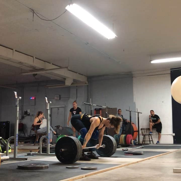 マッティ・ロジャーズのインスタグラム：「I wear my own shirts because I REALLY LIKE THEM and that is all. And this one was extra buttery @rehband @2poodperformance」