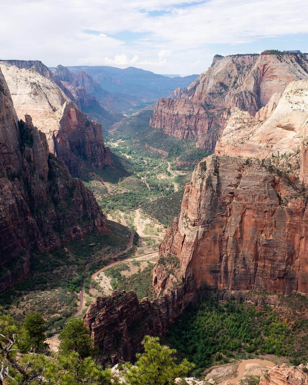 Karan B.のインスタグラム：「Took these shots 1 year and 1 week ago during a whirlwind road trip to do a hike in Zion and then spend a night in Vegas. It was a ton of driving, some of which was through the heaviest rain storm I’ve ever been in. A ton of hiking. A flash flood in a Vegas parking lot. Some winnings on the roulette table and a 3 hour buffet. The past year has been a lot like that road trip. A whirlwind filled with a lot of good times. Even flash floods and food comas can be great if you’re in the right company. I wouldn’t mind winning on a roulette table again though. I guess it’s time for a Vegas trip?  Oh, and here’s some shots of @shannonweeeee. 100% candid, obvi.」