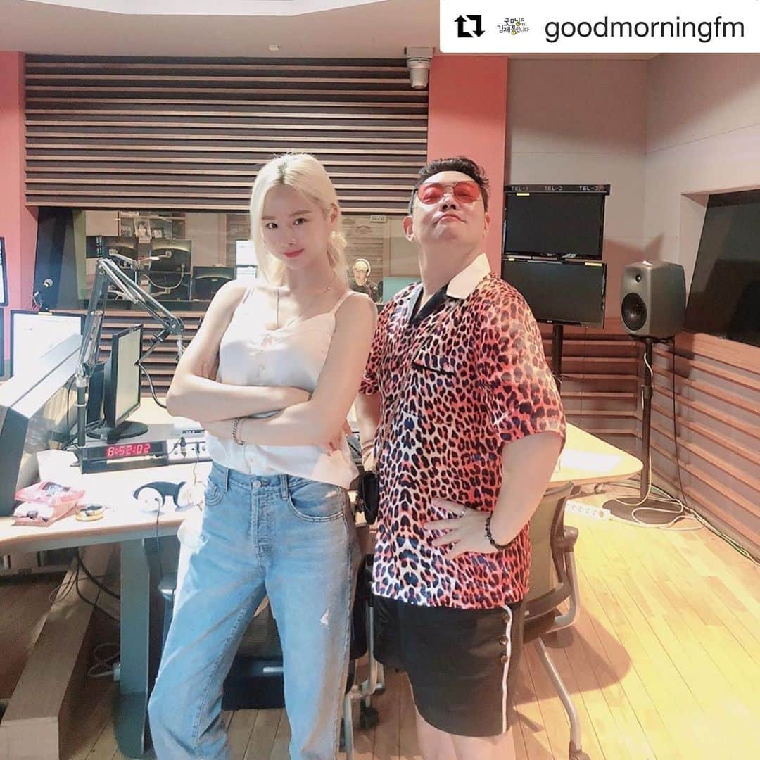 EXIDさんのインスタグラム写真 - (EXIDInstagram)「#Repost @goodmorningfm ・・・ ⠀ 굿모닝FM 스튜디오에 패피 등장!! 아이돌 솔지와 스타일리스트 우식 쌤의 만남!! 💃🕺 ⠀ 스타일부터 포즈, 표정까지 느낌 있잖아~❣️ _ #굿모닝FM솔지입니다 #솔지 #솔디 #EXID #아이돌 #오늘뭐입지 #신우식 #스타일리스트 ⠀」7月24日 9時19分 - exidofficial