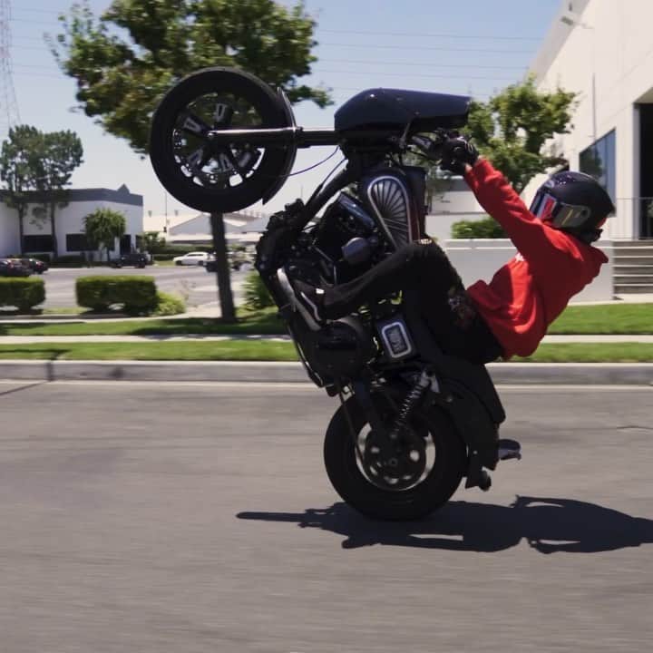 クリス・ファフのインスタグラム：「Hope you’re riding in style. I know I am 😁 - @yngandreckless」