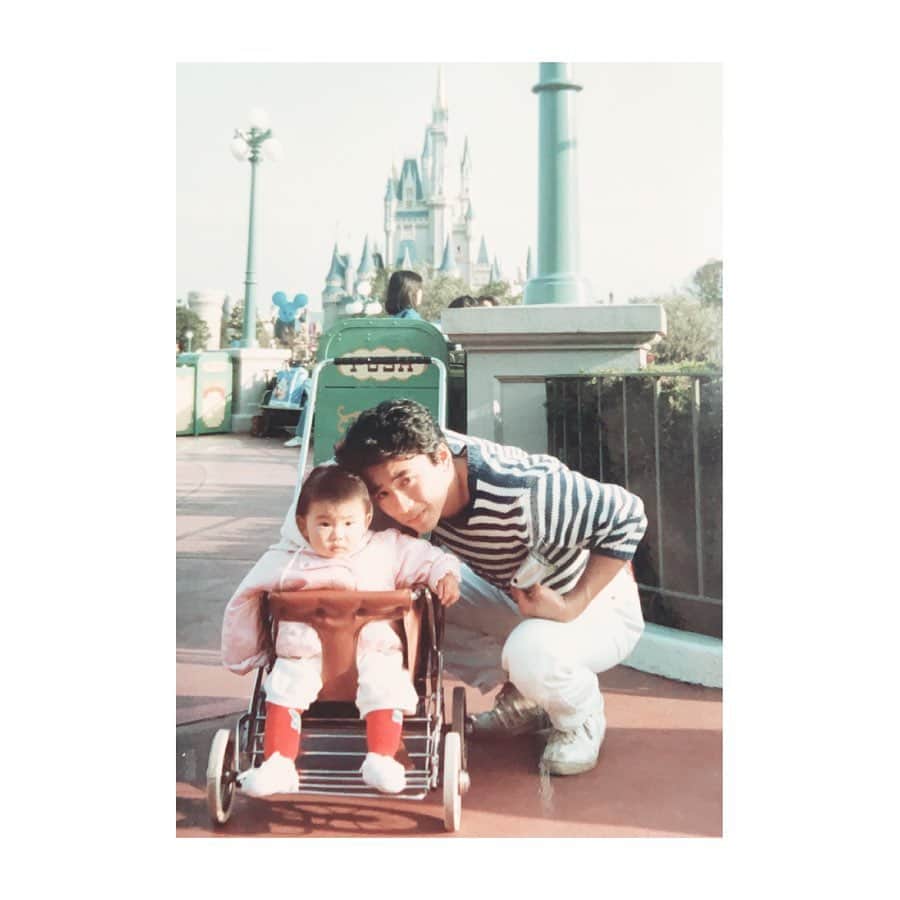 串戸ユリアさんのインスタグラム写真 - (串戸ユリアInstagram)「The memories of the Disney land is always with family❤︎ わたしが生まれたのは 父と母が22歳の時。 (わたし、10年前😱) まだ遊びたい盛りだっただろうに 産んでくれたことに感謝。 だからよく二人は 忙しい合間をぬって色んなところに連れて行ってくれた。 そのなかで一番色濃く残る思い出は、Tokyo Disney land. 写真は両親とのランドの思い出。 そして今日はママと女子旅 香港ディズニーランドいってきます！！！ #tokyodisneyland #東京ディズニーランド #waltDisney 	#PR •	#香港ディズニー #HKDisneyland」7月24日 9時21分 - yuriavodka