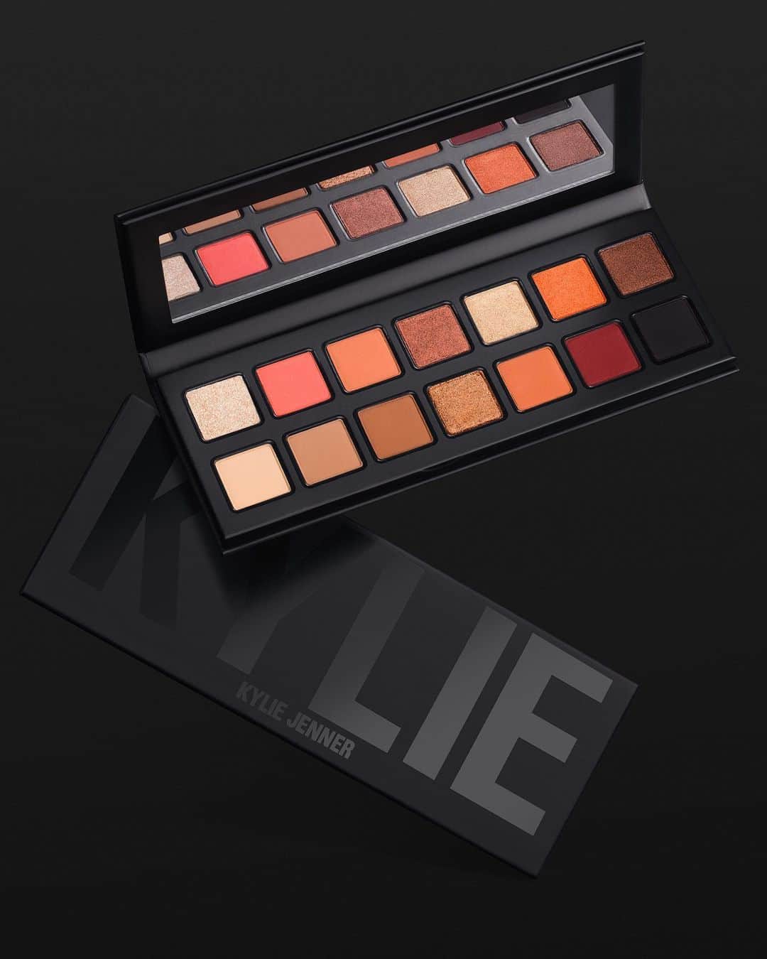 Kylie Cosmeticsさんのインスタグラム写真 - (Kylie CosmeticsInstagram)「Back in black🔥 our Summer ‘18 palette is back tomorrow by popular demand 💫 Wednesday 7/24 at 9am pst ⚡️KylieCosmetics.com」7月24日 9時26分 - kyliecosmetics
