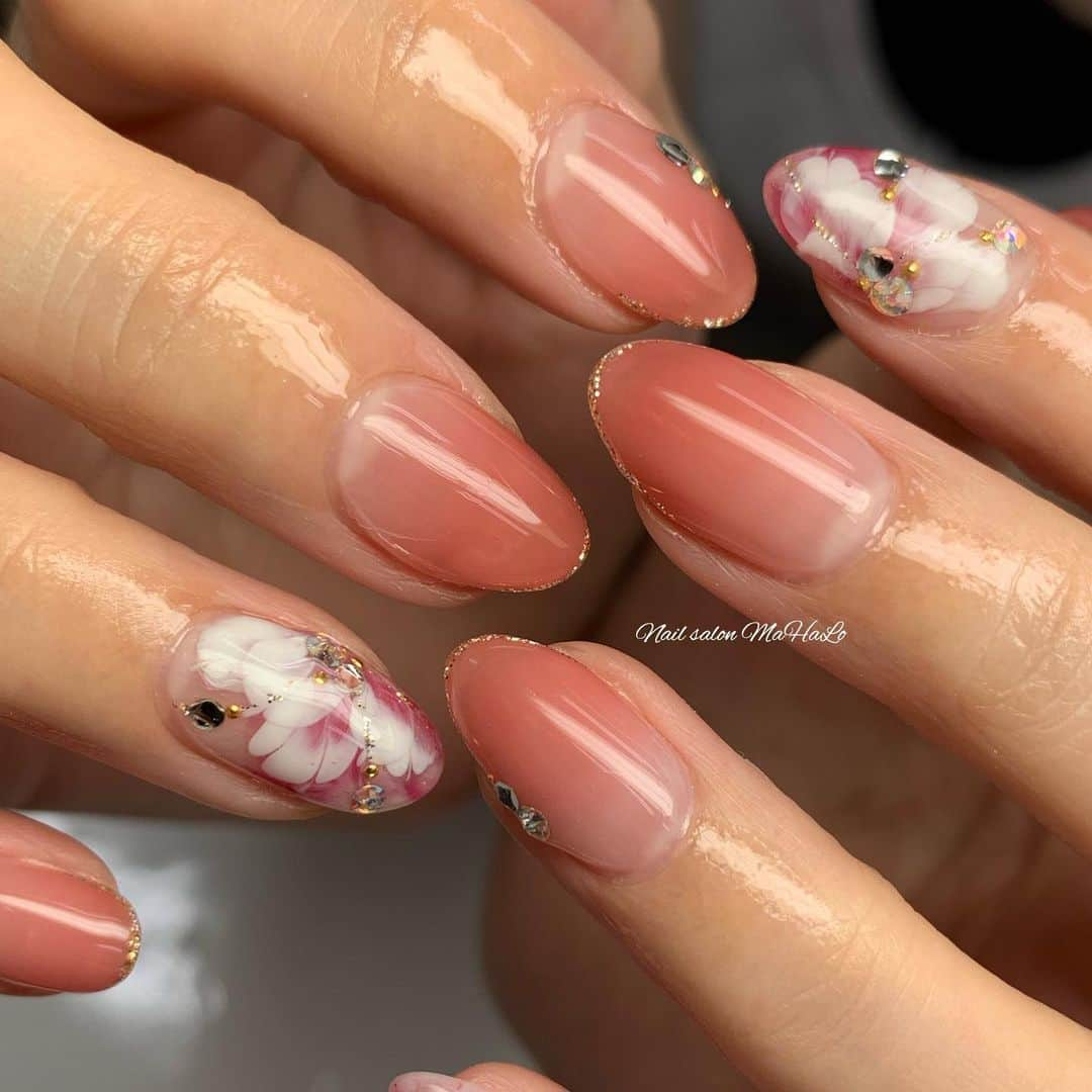 神原美香さんのインスタグラム写真 - (神原美香Instagram)「. . まぁこさんNail☆ バイオスカルプチュアジェルの1番の白を使ったお花❤️ 人気でかわいい💗 . . ‾‾‾‾‾‾‾‾‾‾‾‾‾‾‾‾‾‾‾‾‾‾‾‾‾‾‾‾‾‾‾‾‾‾‾‾‾‾‾‾‾‾‾ 随時ご予約受付中🌟 Nail salon MaHaLo 大阪＊梅田＊北新地 〠大阪市北区梅田1丁目2-2-B100号 大阪駅前第2ビルB1F ☎️06-6345-2220 📩mahalo.nail.0420@gmail.com LINE@📱@mahalo-umeda 当日ご予約も受け付けております✨ お気軽にお問い合わせください💖 ‾‾‾‾‾‾‾‾‾‾‾‾‾‾‾‾‾‾‾‾‾‾‾‾‾‾‾‾‾‾‾‾‾‾‾‾‾‾‾‾‾‾‾ . 　#バイオスカルプチュアジェル #バイオジェル #biosculpture #爪活 #爪にやさしい  #爪を傷めない #ネイル #ジェルネイル #ベースジェル #クリアジェル #nails  #バイオスカルプチュアジェルブランドアンバサダー #Nail#ネイル#ネイルサロン#ネイリスト #NailsalonMaHaLo#ネイルサロンマハロ #大阪#梅田#北新地#夏ネイル#シンプルネイル#夏ネイル2109#オフィスネイル#上品ネイル#大人ネイル#綺麗めネイル#大人コーデ」7月24日 9時34分 - mahalo.nail2012