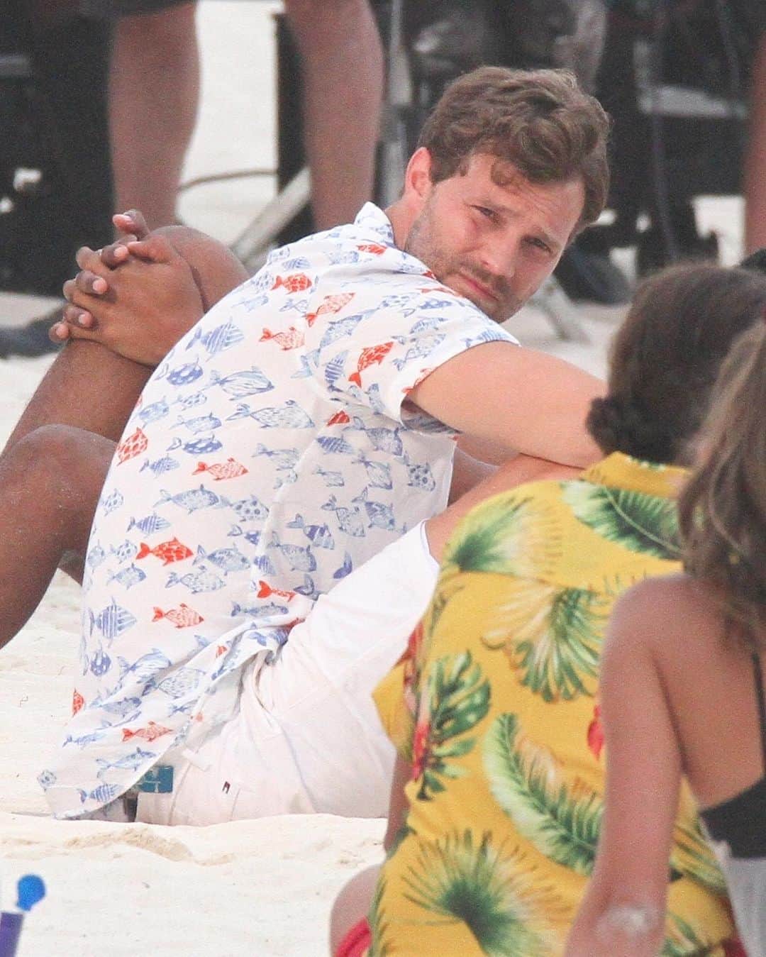 Just Jaredさんのインスタグラム写真 - (Just JaredInstagram)「Jamie Dornan was spotted wrestling his co-star Damon Wayans Jr. on the beach in Mexico. Tap this photo at the link in bio for tons of pics and more details! #JamieDornan #DamonWayansJr Photos: Backgrid」7月24日 9時37分 - justjared