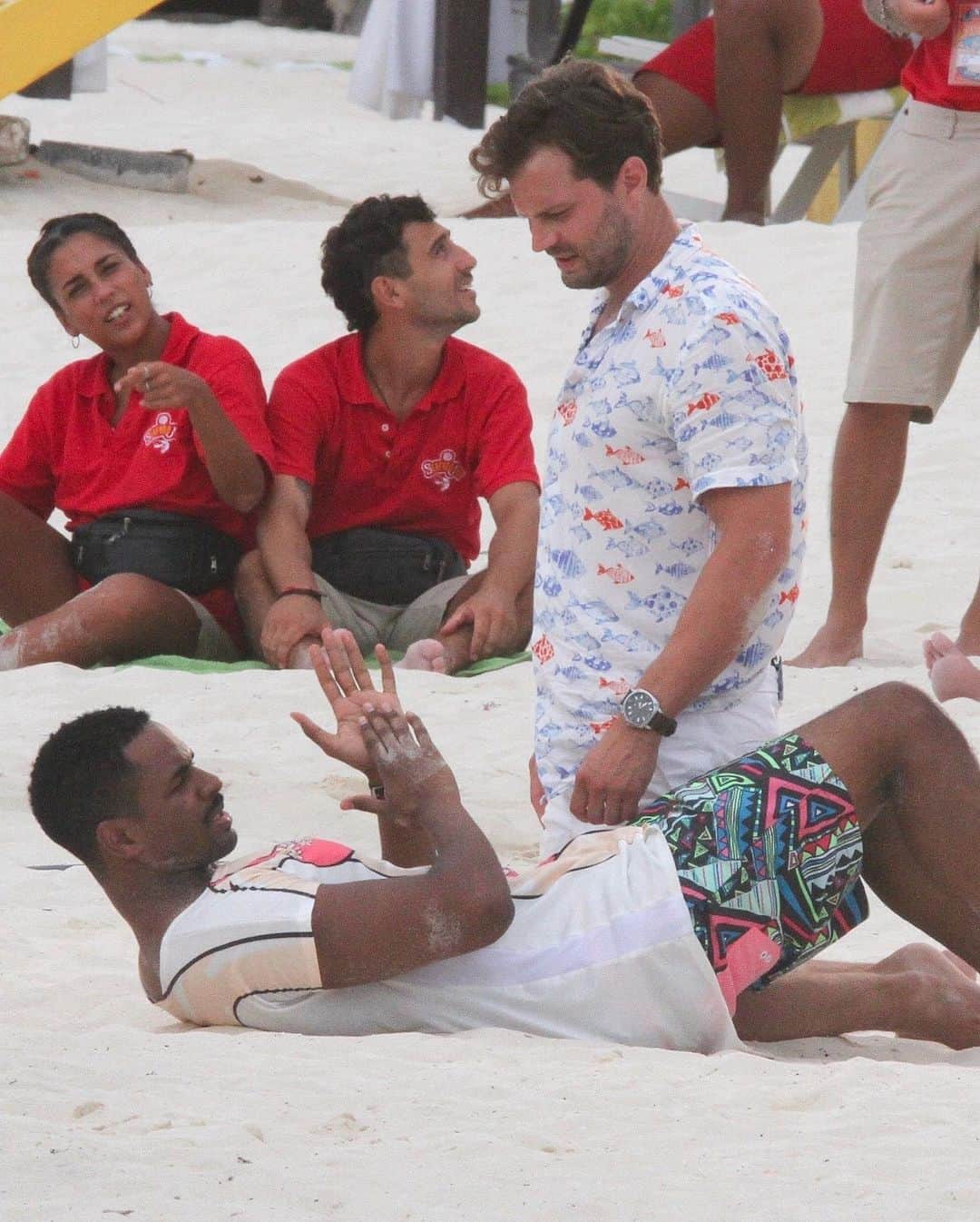 Just Jaredさんのインスタグラム写真 - (Just JaredInstagram)「Jamie Dornan was spotted wrestling his co-star Damon Wayans Jr. on the beach in Mexico. Tap this photo at the link in bio for tons of pics and more details! #JamieDornan #DamonWayansJr Photos: Backgrid」7月24日 9時37分 - justjared