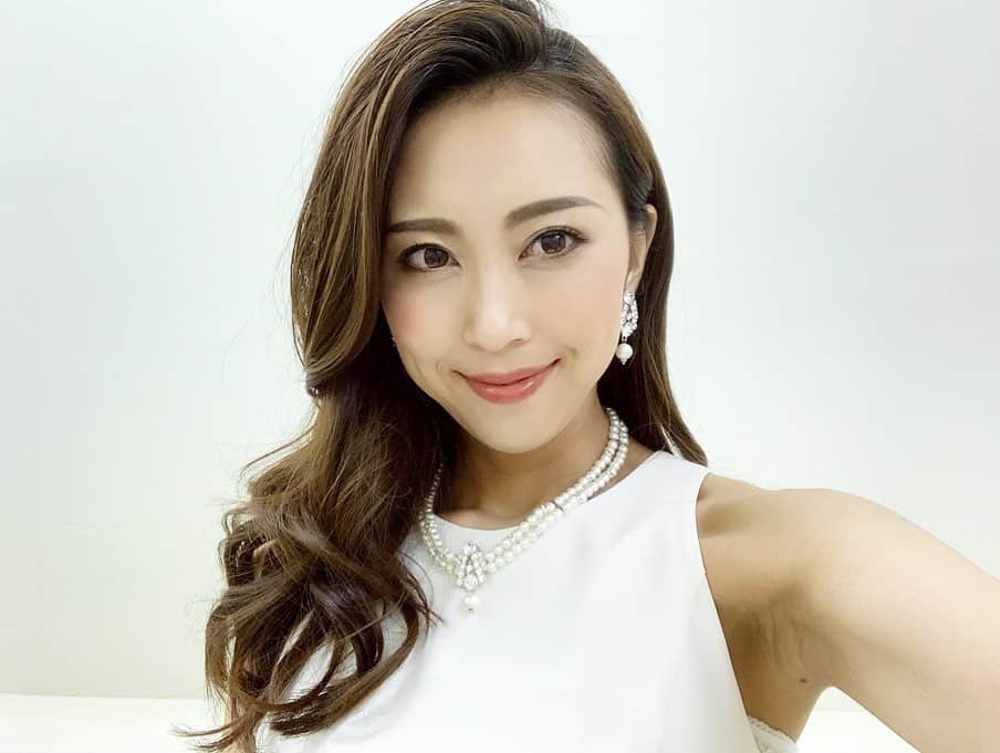 のインスタグラム：「2019ミス・アース・ジャパン日本代表選考会にて、今年もMCを務めさせて頂きました🎤 . これまでは初代ミスタージャパンの鈴木貴之さんと一緒でしたが、5年目の今年は、1人での司会という大役を私に任せて頂いたことに、深く感謝申し上げます。 . ファイナリストの皆さんは本番も本当に楽しそうで。 でも選ばれるのはたった一人。 もちろんステージ裏では、審査が進んでいく度に涙がありました。でもステージ上ではそんな顔は誰一人せず、ずっと笑顔。私はそんなファイナリスト全員に拍手を送りたいです。 . ミス・アース・ジャパンに選ばれたのは大分代表の伊徳有加さん。 美しさはさることながら、芯の強さと心の優しさが相まった素敵な女性だなと感じました。 世界大会での活躍も楽しみです✨ . 年々地方大会が増え、規模の大きくなるミス・アース・ジャパンの今後に皆様ぜひご注目ください！！ . 2枚目:2016,2017ミス・アース・ジャパンの美女と💓 . 3枚目:演出家でミス・アース大阪事務局のオガワジュンゾウさんと。MCとしての私を見出してくれた恩師です。 . #ミスアース#ミスアースジャパン @missearthjapan  #missearthjapan#missearth #competitions#beauty#earth#environment#SDGs#beautiful#japan #MC#山田真以」