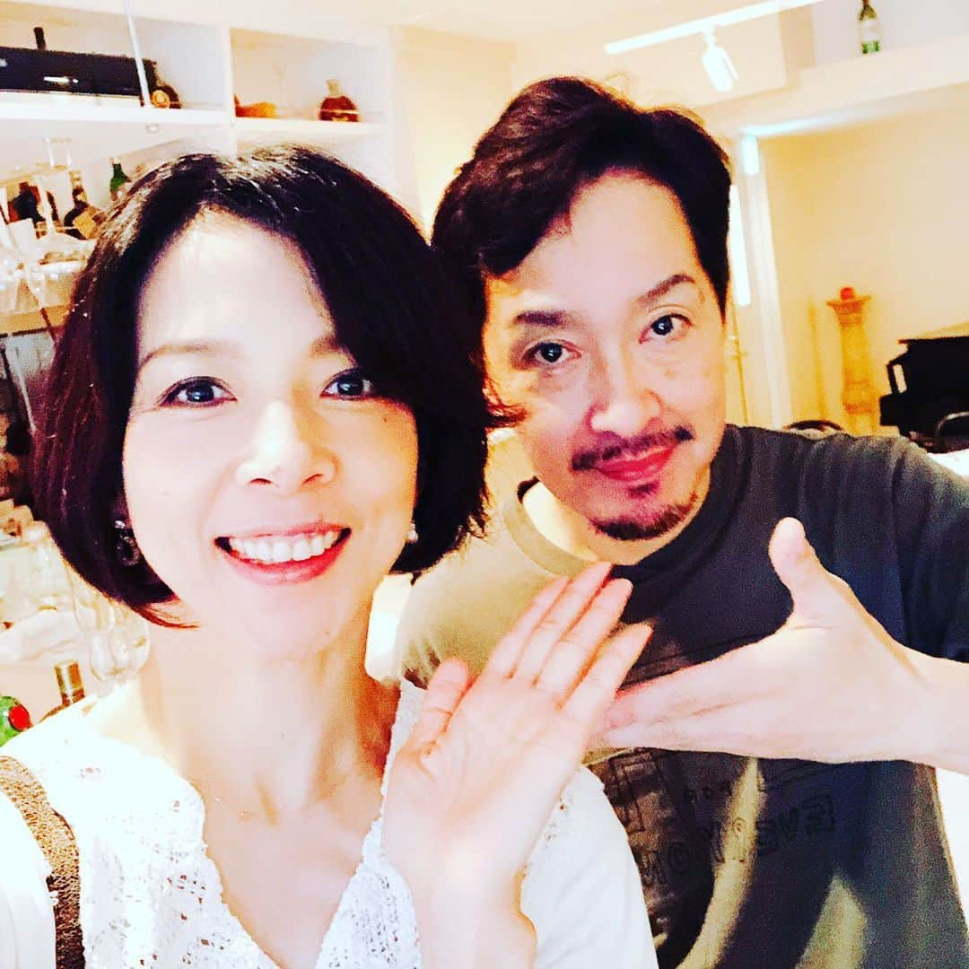 栗原英雄さんのインスタグラム写真 - (栗原英雄Instagram)「#嘘と勘違いのあいだで #霧矢大夢 さん(美穂ちゃん) OG二番目の妻がいらしてくださいました。ピピンお疲れ様でした。  写真を撮り損ねましたが先日は #一路真輝 さん(いづみちゃん) OG三番目もいらしてくださりました。 細雪お疲れ様でした。次のお芝居観に伺いますね〜  因みに一番目は #安蘭けい さん(とーこちゃん) 今はお稽古で忙しいそう。  #うそかん #水夏希 さんは(ちかちゃん)は4番目の妻 千秋楽まで宜しくお願いしますシーラ！」7月24日 9時45分 - hideokurihara