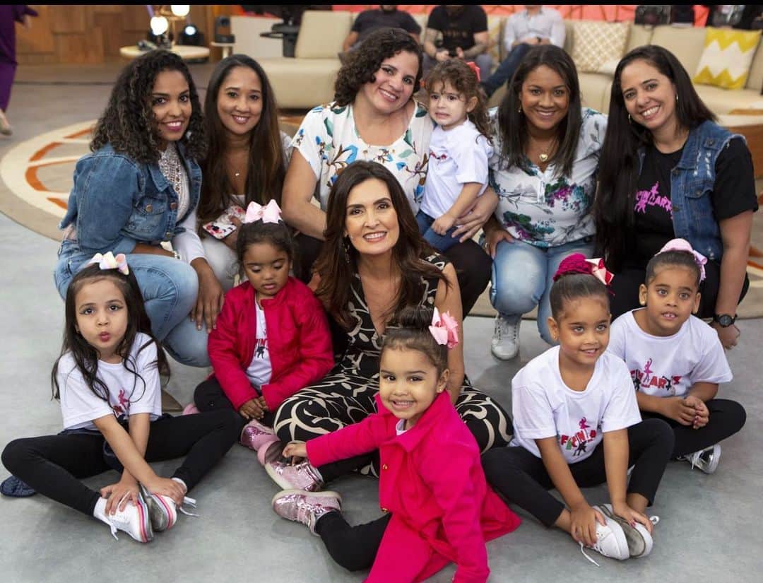 ファチマ・ベルナルデスのインスタグラム：「E, no meio da plateia, um grupo de bailarinas. Lindas. Adoro período de férias escolares porque muitas crianças vêm com as famílias assistir ao #encontrocomfatima. #quemdancaemaisfeliz」