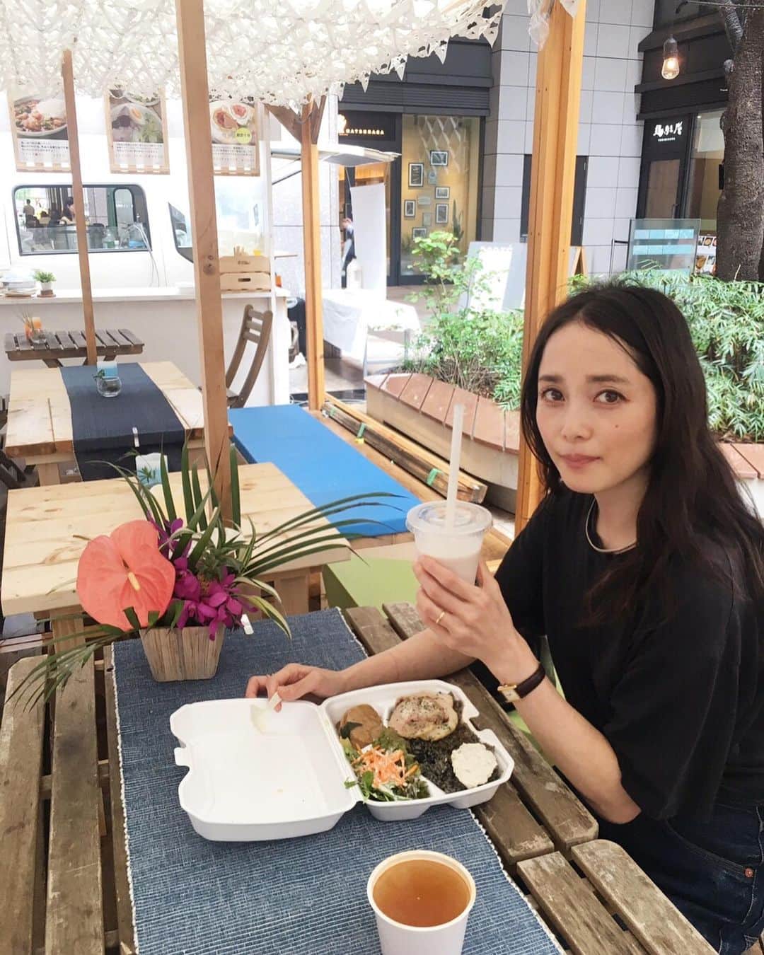 のインスタグラム：「- きのうは混む前ランチ11時 京橋駅直結、地上にでると おいしいイベントやってるよ🍴 @京橋エドグラン ・ お歯黒にならないイカスミのパエリアに チャーシュートッピングでモリモリおいしい😋🥘 いちじくのスムージーもおすすめ♡♡ ・ 梅雨も明けそうだし ピクニック感あってたのしいよ 8/31までですって😃 ・ ・ @PORTE_tokyo @porte_at_kyobashi  #京橋イチ #PORTE #PORTE_at_kyobashi」