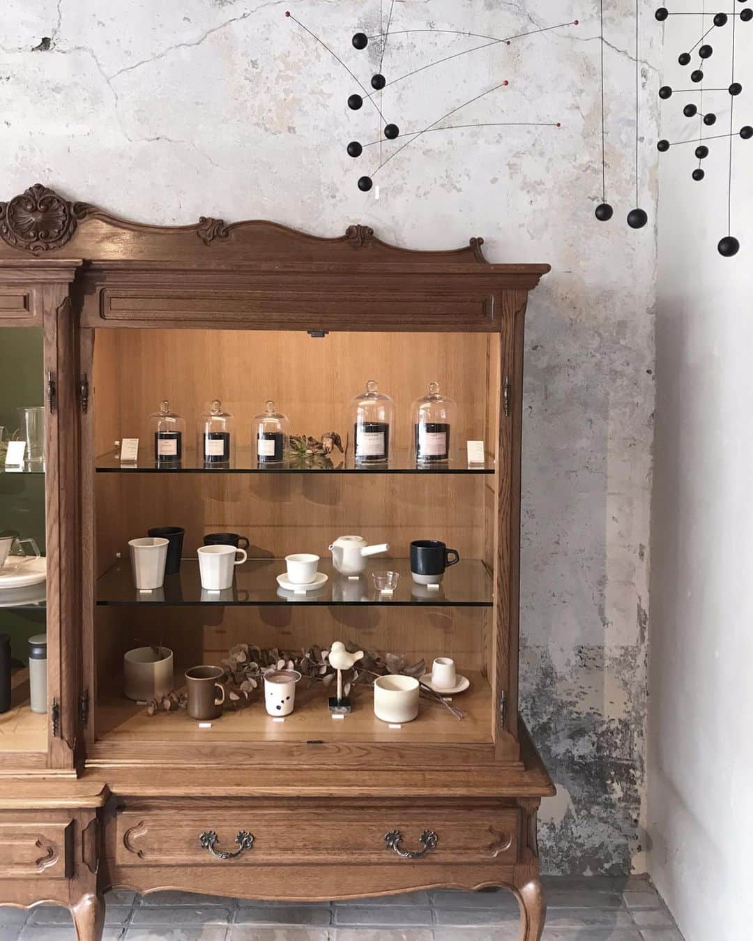 Veronica Halimさんのインスタグラム写真 - (Veronica HalimInstagram)「Cabinet goal for the studio — #space #truffypi #truffypiinspiration #parisianstyle #wednesday #mood #interiordesign #dezeen #frame #architecture #classic #antiquefurniture #moodoftheday #cabinet #studio #hangingmobile」7月24日 9時53分 - truffypi