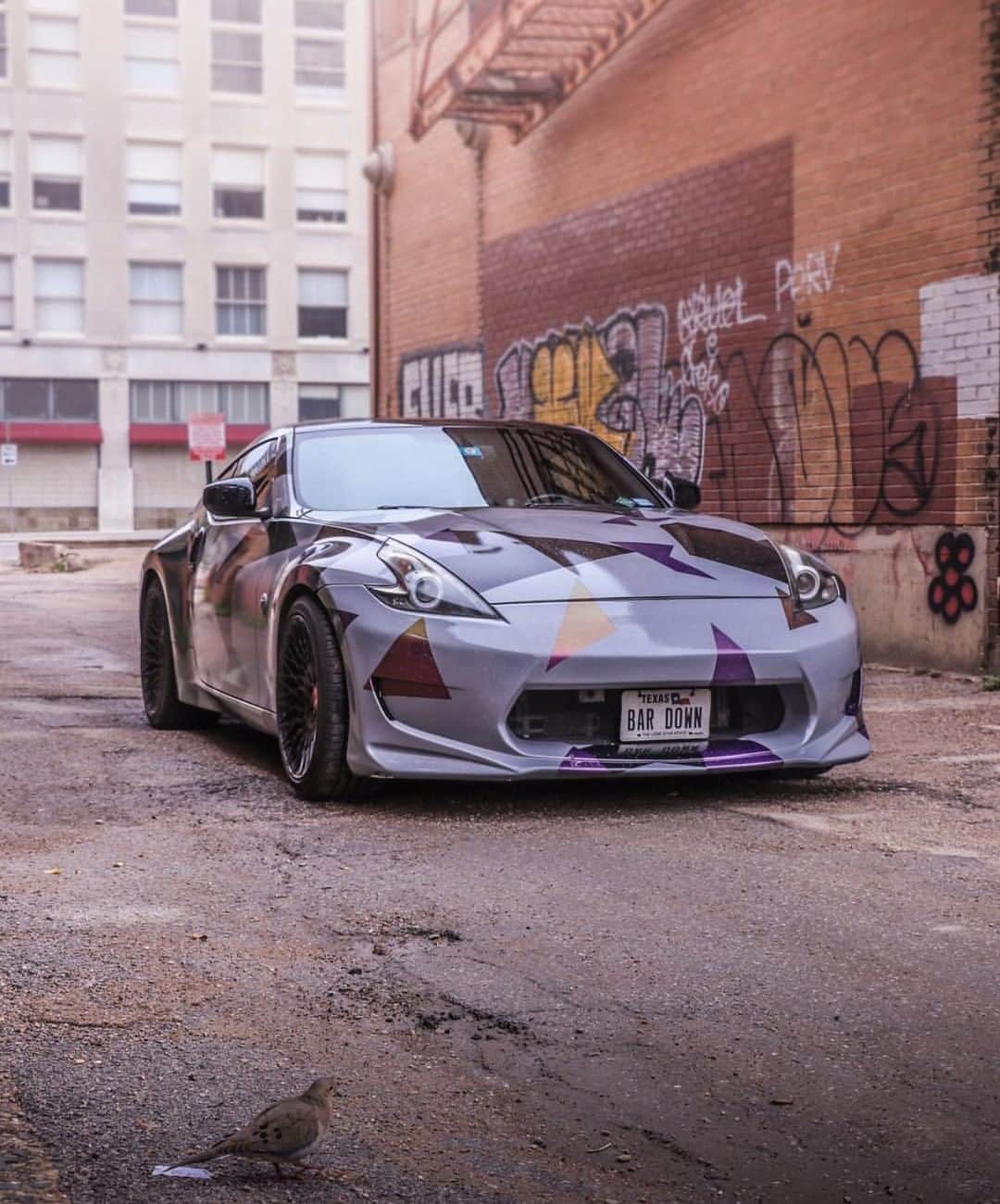 Nissanさんのインスタグラム写真 - (NissanInstagram)「Not too good at the whole "blending in" thing. #Nissan370Z #Nissan #370Z 📷: @wildanz.dp」7月24日 10時00分 - nissan