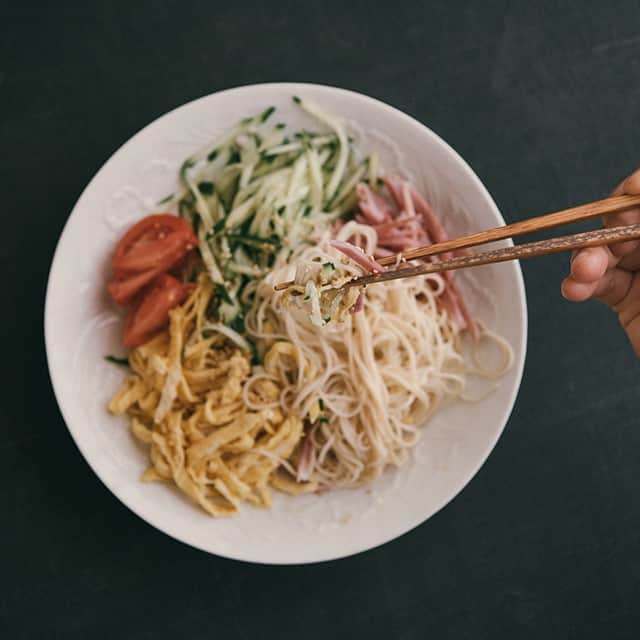 のインスタグラム：「. これからの季節に「鳥志商店｜冷やし中華そば」 . ─────────────────── キナリノアプリでは素敵な情報とアイテムを、 毎日お届けします。 →ダウンロードはプロフィールリンクから ─────────────────── . お待たせしました、夏にピッタリの冷たい中華麺の登場。 化学調味料、合成着色料不使用、合成保存料不使用の優しい即席麺です。味は、ごましょうゆ、かぼす、レモンの３種類。 今日はどれにしようかな＊ . ▶︎こちらのアイテムはキナリノアプリで販売中！ 「お買いもの」→「インスタグラム掲載」から、インスタグラムでご紹介したアイテムをご覧頂けるようになりました。 アプリを最新版にアップデートのうえ、お買い物をお楽しみください。 . #冷やし中華 #鳥志商店 #麺 #わざわざ #CABANON #noodles #kitchen #cooking #instafood #丁寧な暮らし #暮らし #キナリノモール #キナリノ . https://kinarino-mall.jp/item-7888」