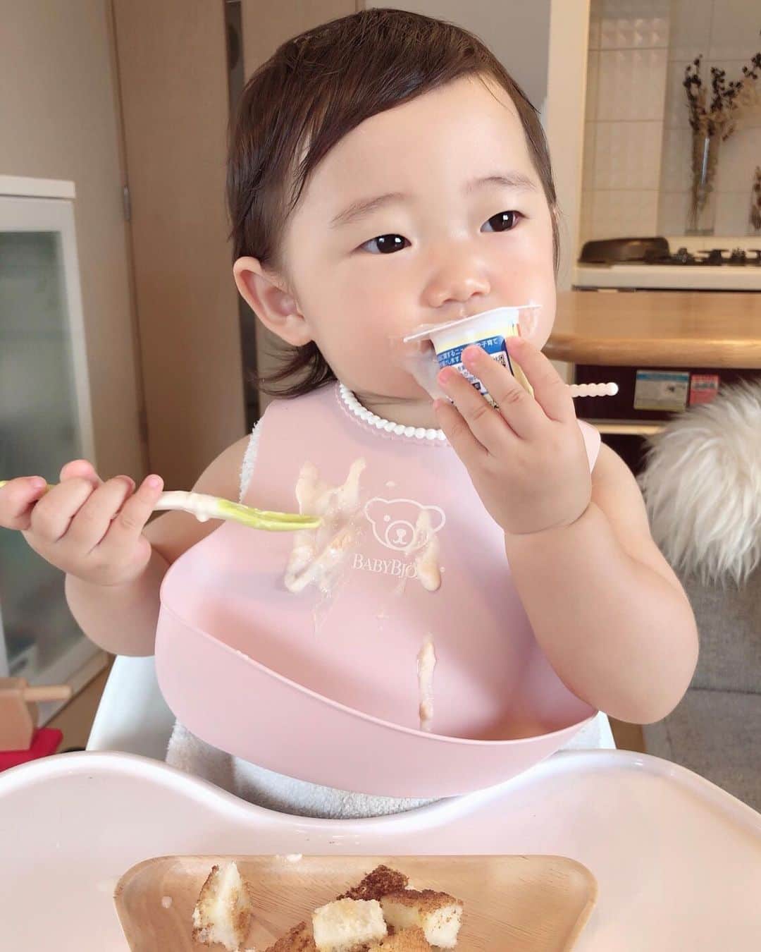 那須久美子さんのインスタグラム写真 - (那須久美子Instagram)「今日で１歳3ヶ月になりました✨  ヨーグルト大好き💕  とにかく今は自分で食べたい人🥄  食べさせたら食べないから自分で不器用にも食べるのを待つ。。。我慢‼️ ヨーグルト1つに20分⏳  今日は休みだから母も心が穏やかです👼  #赤ちゃんの日常 #離乳食後期 #ベビーダノン #ヨーグルトまみれ #1歳3ヶ月 #4月24日生まれ」7月24日 10時05分 - nasu_kumiko