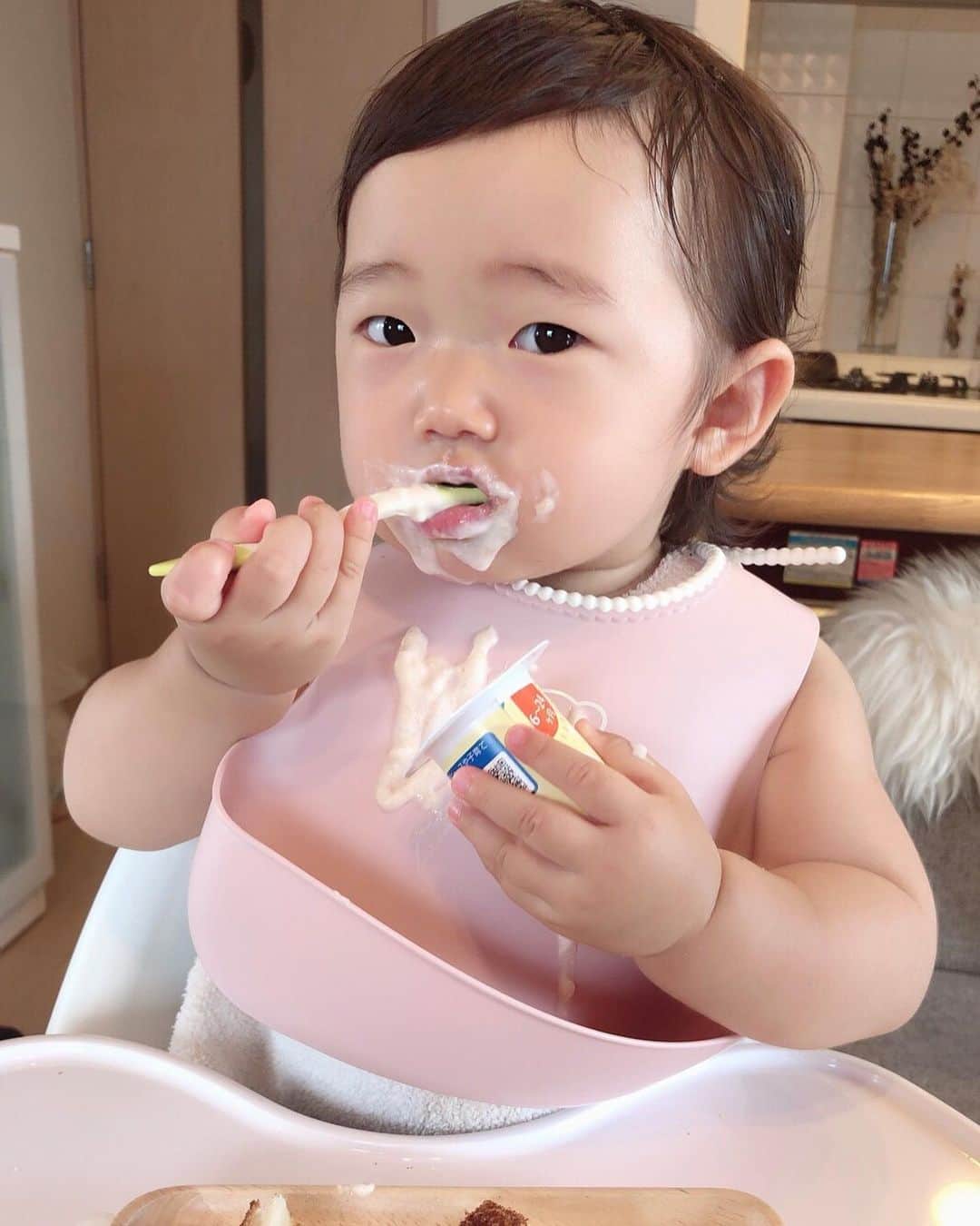 那須久美子さんのインスタグラム写真 - (那須久美子Instagram)「今日で１歳3ヶ月になりました✨  ヨーグルト大好き💕  とにかく今は自分で食べたい人🥄  食べさせたら食べないから自分で不器用にも食べるのを待つ。。。我慢‼️ ヨーグルト1つに20分⏳  今日は休みだから母も心が穏やかです👼  #赤ちゃんの日常 #離乳食後期 #ベビーダノン #ヨーグルトまみれ #1歳3ヶ月 #4月24日生まれ」7月24日 10時05分 - nasu_kumiko