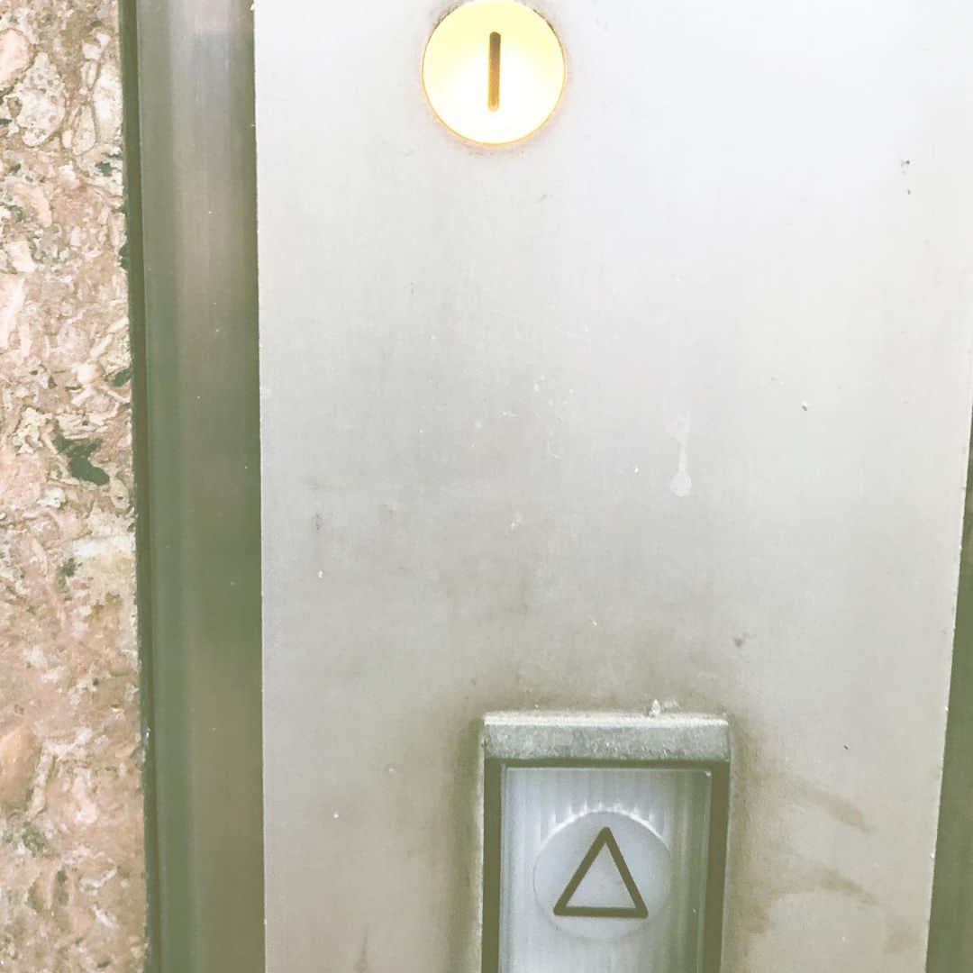中野敬久さんのインスタグラム写真 - (中野敬久Instagram)「#elevator #1  #building #showa #goingup」7月24日 10時16分 - hirohisanakano