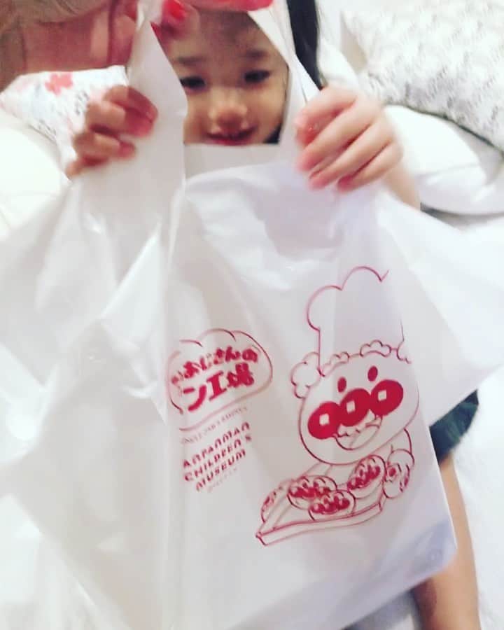 廣瀬規子のインスタグラム：「同じマンションのママ友さんから、とっても素敵な贈り物が、、❣️ * なんて、なんて、スペシャルなプレゼント😭🙈😭🙈💓💓💓 * お嬢は幸せ者です🙈💓🙈💓 * #ありがとうございました😭😍😭 #2歳女の子 #アンパンマン #アンパンマンのパン #コキンちゃんのパンまで #なんてなんて幸せなんだ #アンパンマンさま」