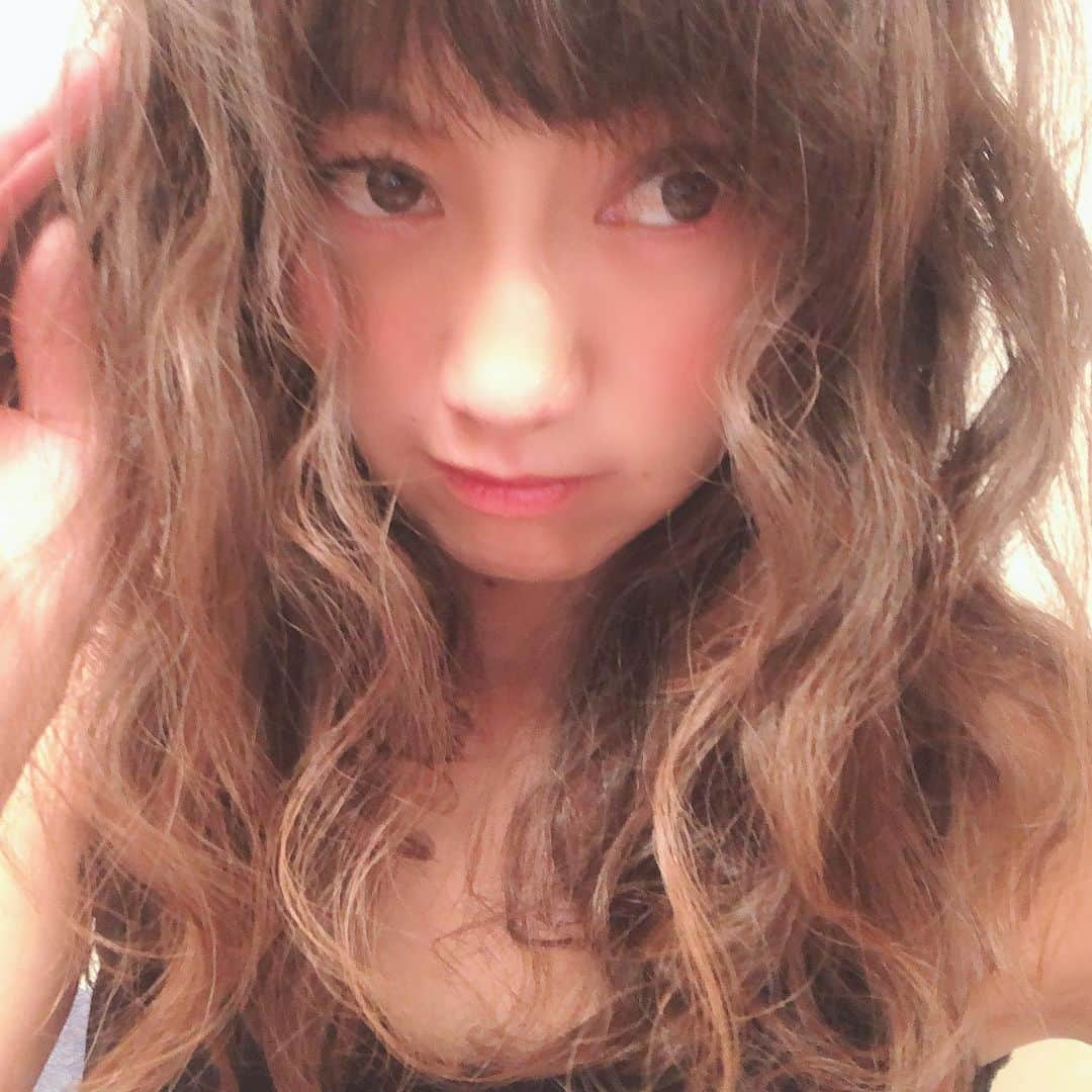 福島和可菜さんのインスタグラム写真 - (福島和可菜Instagram)「今日は、珍しく（笑）髪を巻いて結んでいたので、解いたらくるくるボンバーやぁー🤣 たまにはボリューミーな髪型も良いかな…と、 自分では思っていますが、暑くなる夏、バッサリ切りたくもなります✂️✂️✂️ やっぱり、動いてお風呂入ったりすると、ショート歴が長かった私にとっては、短い時の良かった事だけを思い出してしまう…😳 軽やかだよな 涼しいよな 結ばなくて良いんだよな シャンプー少しで良いよな すぐ乾くよな 🤣🤣🤣（笑）  明日には、筋肉痛治ってますように…🌈 #ボンバー #ロング #ももちろん気に入ってはいるけど #ショート #にもしたいと思う #夏だから #それにしても #不思議な髪の色だ #笑 #生まれてから1度も #染めてない #ノンカラー #natural #hair #茶色い #gold #かも #笑 #long #short #アレンジ #wave #くるくるくる #巻き巻き巻き #😊」7月24日 1時19分 - fukushimawakana