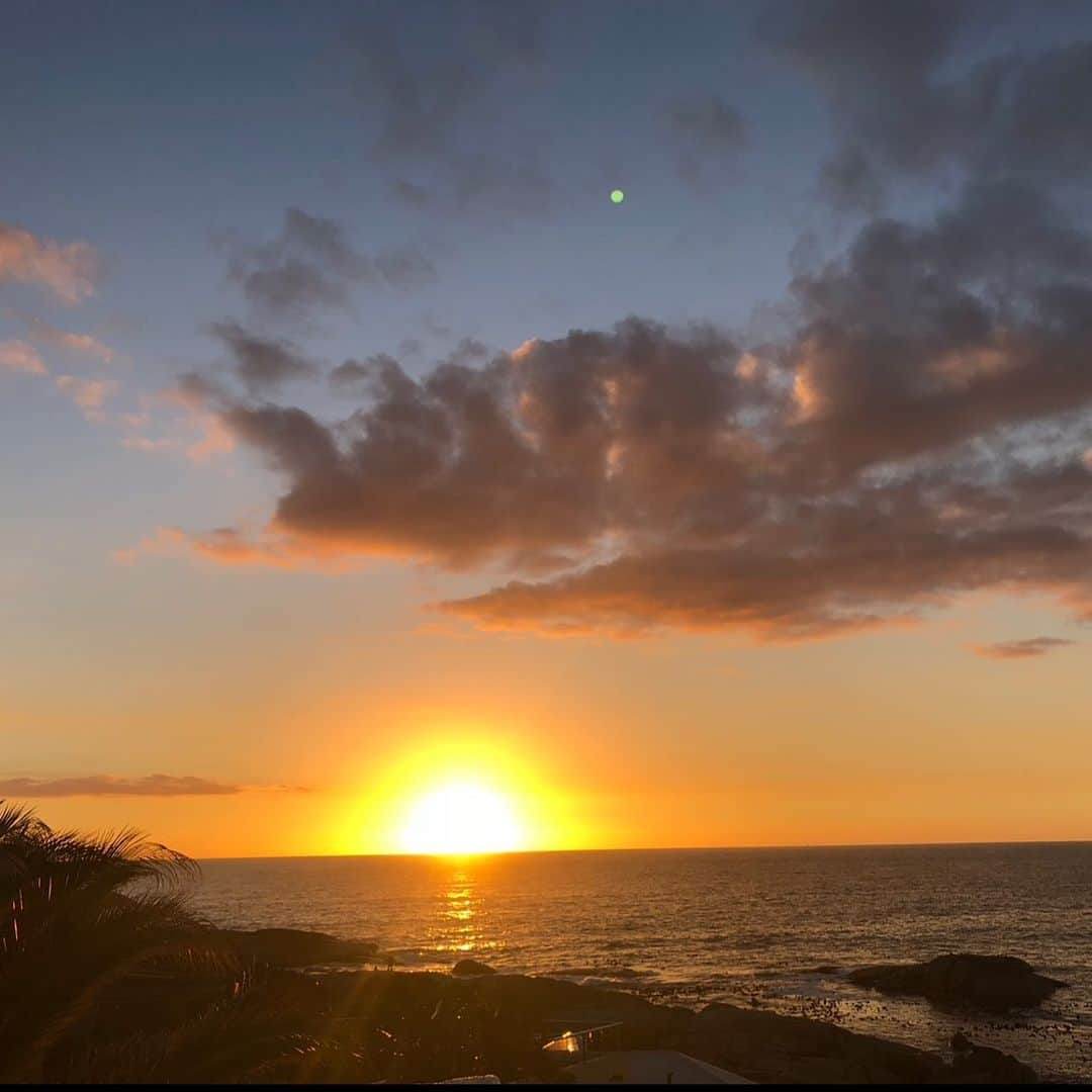 クリスティン・デイヴィスさんのインスタグラム写真 - (クリスティン・デイヴィスInstagram)「Last year we were living on the beach in Cape Town, SA. I was working so I mostly have sunrise pictures. But I love both sunrise and sunset. And Cape Town is so gorgeous.  I ‘m just craving some beach time. What about you guys? Sunrise or sunset? Going to the beach this summer or nah ? 😎」7月24日 1時22分 - iamkristindavis