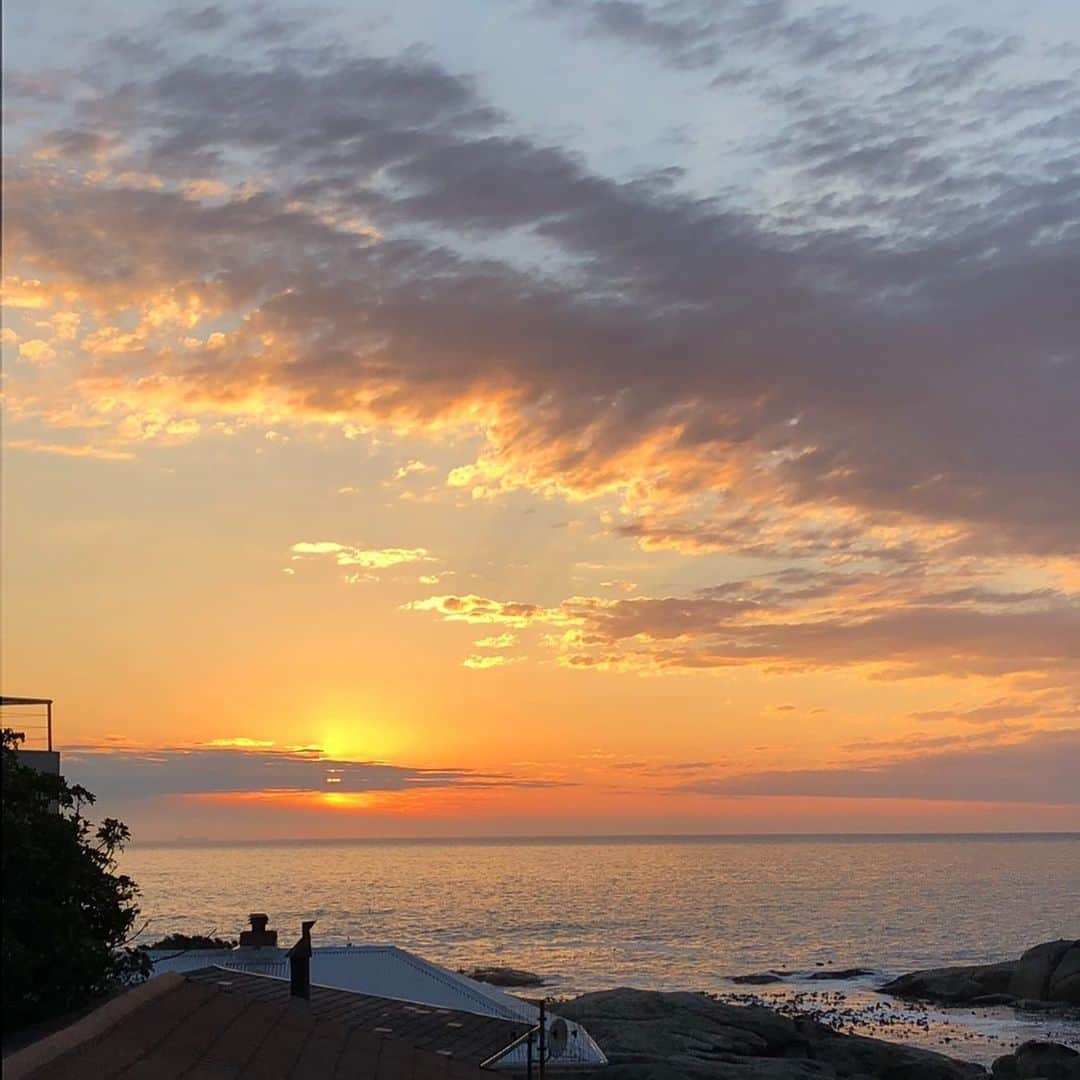 クリスティン・デイヴィスさんのインスタグラム写真 - (クリスティン・デイヴィスInstagram)「Last year we were living on the beach in Cape Town, SA. I was working so I mostly have sunrise pictures. But I love both sunrise and sunset. And Cape Town is so gorgeous.  I ‘m just craving some beach time. What about you guys? Sunrise or sunset? Going to the beach this summer or nah ? 😎」7月24日 1時22分 - iamkristindavis