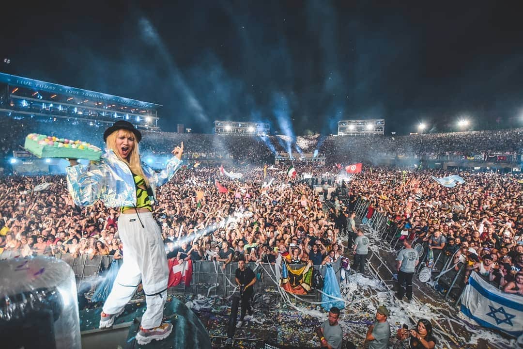 NERVOさんのインスタグラム写真 - (NERVOInstagram)「To whoever got caked on the mainstage last night - we hope you're not lactose intolerant 😂 (One job less for you @steveaoki 😘😘!) @dimmak @tomorrowland #goodtimes #tomorrowland」7月24日 1時25分 - nervomusic