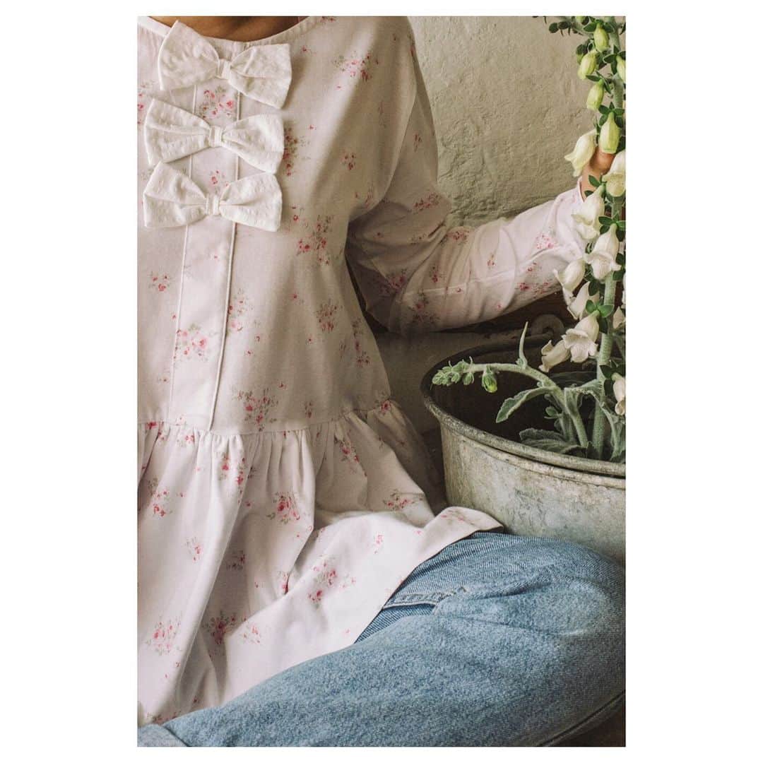 キャベジズ&ローゼズのインスタグラム：「Sitting Pretty in Organic Cotton 💐The excellent Christian T-shirt is made from 100% organic jersey and has a very pretty sprinkling of flowers designed by @officialshabbychic 😍 Christian features hand tied bows, a loose fitting bodice and a gently gathered peplum #organicshirt #organiccottonclothing #floralprintshirt #organiccotton #shabbystyle #shabbychicliving #shabbylovescabbagesandroses #consciousfashion #cabbagesandroses #cabbagesandrosesfashion @christina_strutt @cabbagesandroses_shop 👆Link In Bio👆」