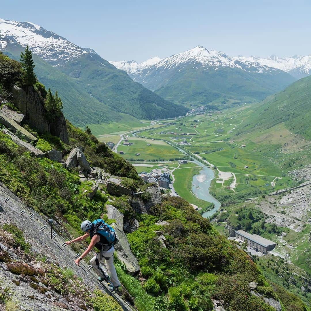 Mammutさんのインスタグラム写真 - (MammutInstagram)「Ready to escape the heat wave? How about a tour high up in the mountains with the Mammut Alpine School? Check out our stories for some impressions of the via ferrata in Andermatt!  #mammut_swiss1862 #viaferrata #andermatt #switzerland」7月24日 1時30分 - mammut_swiss1862