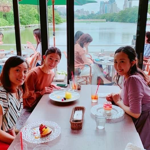 酒向杏奈さんのインスタグラム写真 - (酒向杏奈Instagram)「. またまた同期とランチ♪ . 雪組時代の同期と久しぶりに会いました！ . しな(山科愛)は2児の母、かぐや(森咲かぐや)は3児の母🤱 . こんなに可愛いのに本当〜に逞しい💨 たくさん、たくさん子育てについて質問してきました。(笑) . 不安を解消するための情報収集は大切！ 選択肢を増やすことも大切！ . そして《共感は大切！》 . もう一つ《笑いに変えることも大切！》 . 話は絶えず、楽しいひと時を過ごすことができました♪ . うちのベビちゃんが泣き始めたのですが、かぐやに抱っこされた瞬間に泣き止みました💨 一瞬過ぎて感服いたしました〜🙇‍♀️ . あぁ〜娘役として一緒に頑張った日々が懐かしい！ 涙する時もあったり、爆笑することもあったり、 2人にはたくさん助けてもらったな〜。 . 感謝しかありません！！ . #85期 #同期 #ママ友 #新入り #ランチ #山科愛 #森咲かぐや #花帆杏奈 #元宝塚 #雪組 #娘役」7月24日 1時30分 - annacotta715