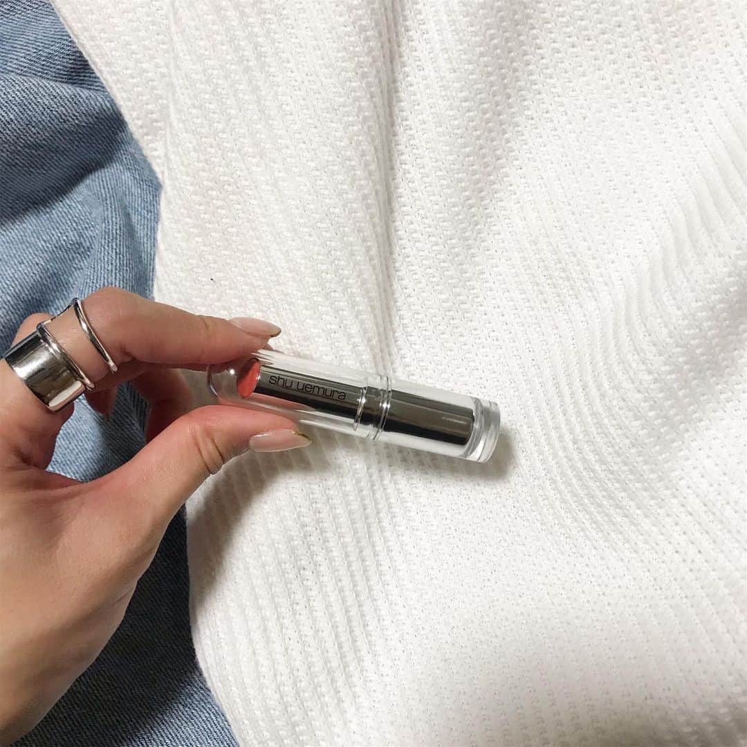 のインスタグラム：「今日は久しぶりに化粧して髪の毛巻いて(湿気でソッコーとれたけど🤫)ちょこっとやけどデートして、すーーーーっごいたのしかった！！！ 女に生まれてよかったあ。。。🥺って心底感じた♡  明々後日から仕事復帰予定なので大尊敬してる荒木パイセンからいただいた#shuuemura だした💄 仕事のときはいつもこのリップ🥰 復帰がたのしみ♡」