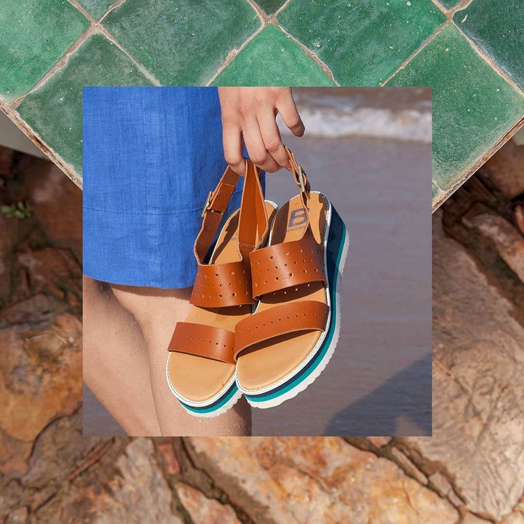 ベンシモンのインスタグラム：「Les sandales, au bord de l'eau comme à la campagne, l'accessoire indispensable d'un été ensoleillé! ☀️ Nos dernières pièces sont soldées jusqu'à -50%, c'est le moment d'en profiter! 🇬🇧 Sandals, either by the water or in the countryside, are the essential accessory of a sunny summer!☀️ Our last pieces are on sale up to -50%, it is time to enjoy it! #sunny #accessoire #Bensimon」