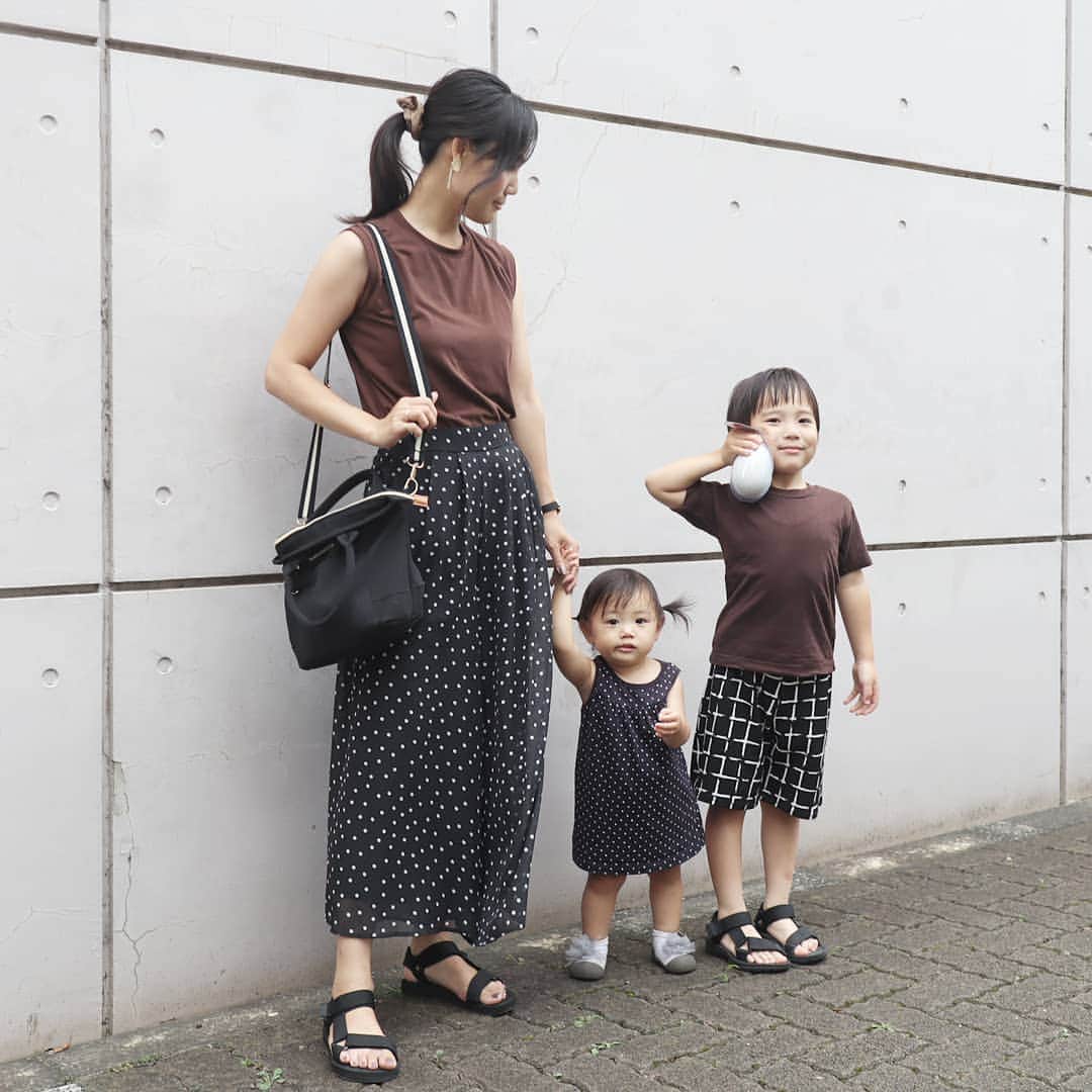Eri Satoのインスタグラム：「brown×blackリンクコーデ · tops: @pierrot_shop (a1711-011679) pants: @kobe_lettuce shoes: @outletshoes_official bag: @barnyardstorm 👦 pants: @pikimama_official · #恐竜どうぶつ園 に行った時のコーデ。 blogにもUPしました✨ · 早くも夏休み疲れ···😇 · #ティティベイト#titivate  #titivatestyle#fashion#ootd#outfit#code#coordinate#style#instafashion#instagood#instalike#ファッション#コーディネート#コーデ#プチプラ#プチプラコーデ#ママコーデ#シンプルコーデ#mamagirl#locari#ママファッション #partegram#読者モデル#ママモデル #l4like#カジュアル#お洒落さんと繋がりたい#親子リンクコーデ愛好家」