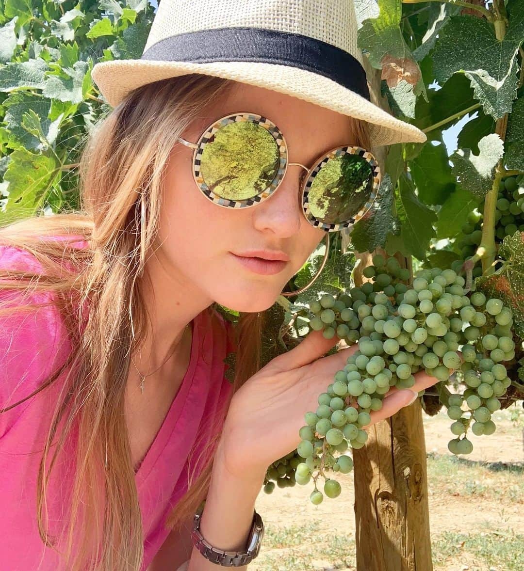 ヴラダ・ロスリャコヴァのインスタグラム：「Wine-To-Be」