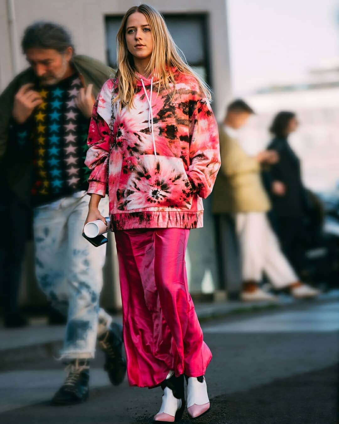 PORTER magazineさんのインスタグラム写真 - (PORTER magazineInstagram)「Our favorite mind-bending print got a modern update for 2019. Head to the link in bio to get inspired by how the fashion set are wearing (and working) tie-dye. 📸: @blaublutstreetstyle」7月24日 1時38分 - portermagazine