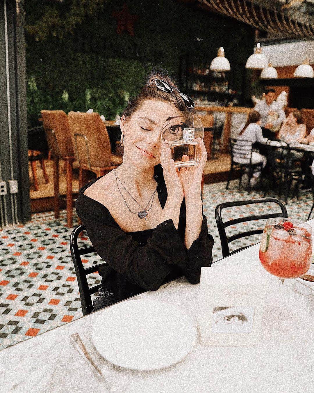 のインスタグラム：「"I am strong, I am loyal and I am a cheerful woman." — @marianaabonilla shares some #selflove with #CALVINKLEIN WOMEN 📸: @feerbonilla ⠀⠀⠀⠀⠀⠀⠀⠀ Tap to discover [EU] 📲 #IAMWOMEN」