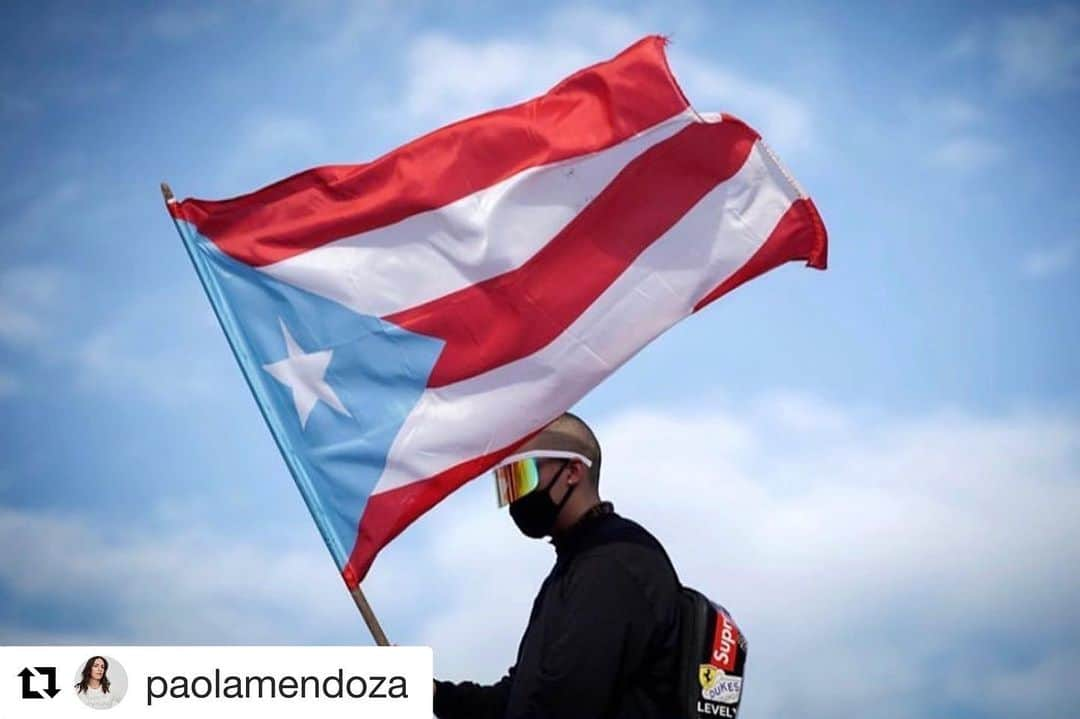 ロゼリン・サンチェスさんのインスタグラム写真 - (ロゼリン・サンチェスInstagram)「#Repost @paolamendoza with @get_repost ・・・ Puerto Rico is an inspiration. 1 million people took to the streets. There are 3 million people on the entire island. They didn’t go out for one march. They have committed to marching and protesting until #RickyRenuncia! We should be taking their lead and protesting until the kids are out of cages, until Trump is impeached, until women have control over their bodies, until black lives matter...until..until...until  Imagine the country we could create if we had 1/3 of us on the streets demanding it.」7月24日 1時46分 - roselyn_sanchez