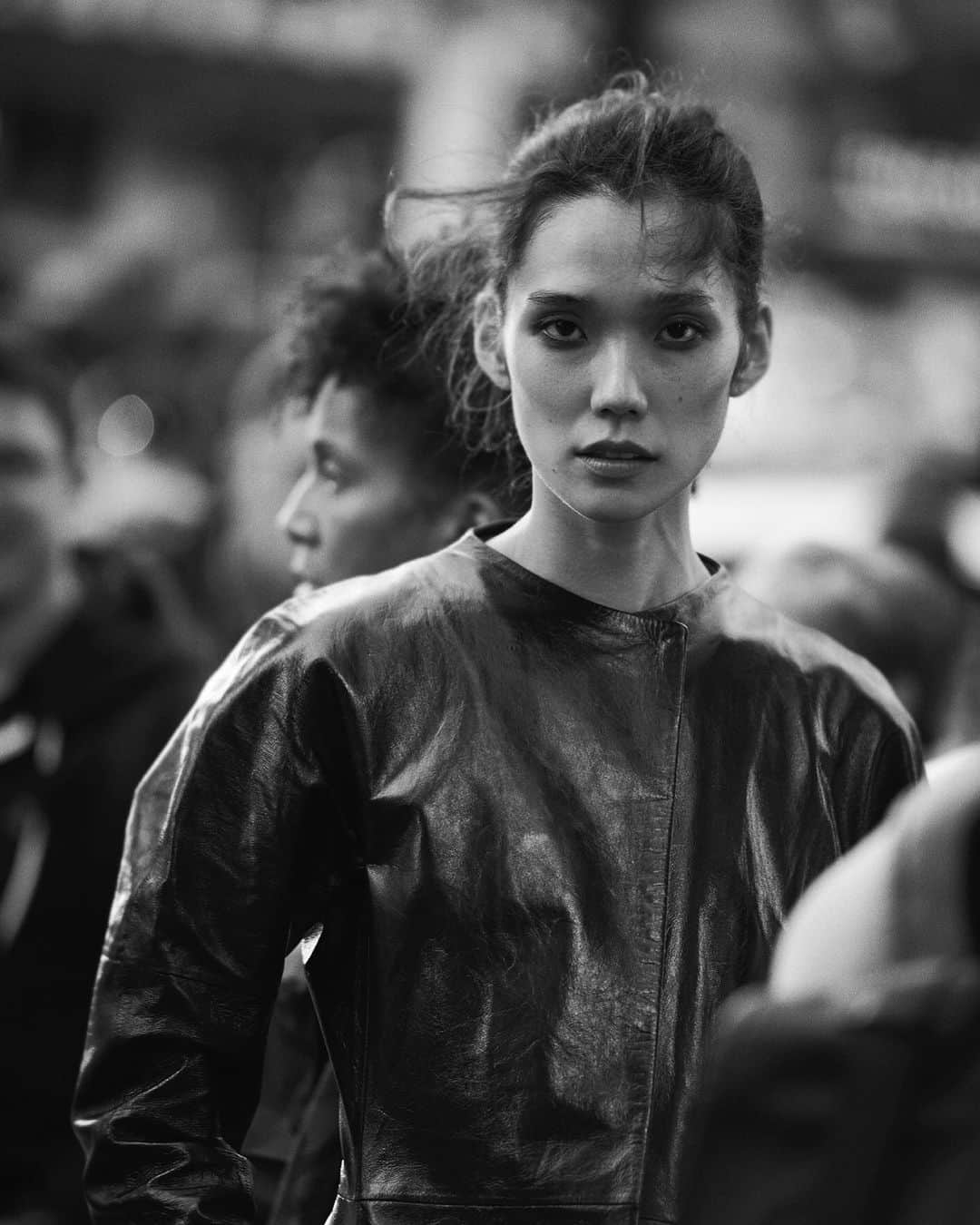 ピーター・リンドバーグさんのインスタグラム写真 - (ピーター・リンドバーグInstagram)「Tao Okamoto, New York, 2016 #LindberghStories #fromthevault #TaoOkamoto  #vogueitalia #walkingwithlindbergh」7月24日 1時58分 - therealpeterlindbergh