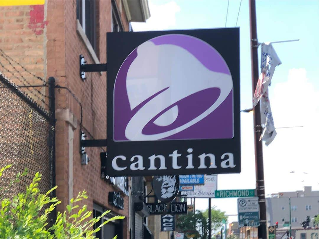 トニー・アゼベドさんのインスタグラム写真 - (トニー・アゼベドInstagram)「Did you know in Chicago they have a @tacobell cantina!! Yes taco and a beer please! All time」7月24日 1時53分 - tonyazevedo8